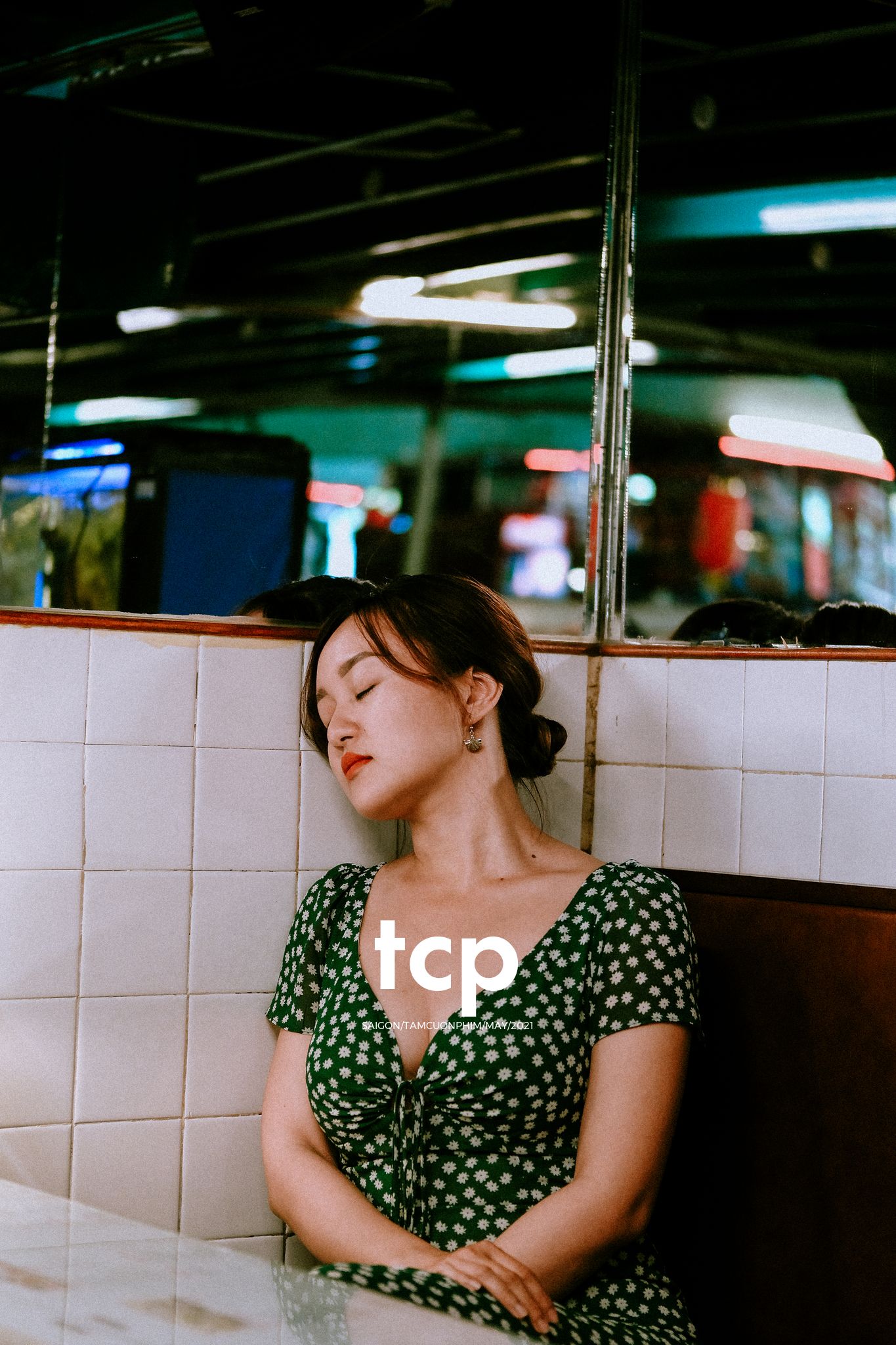Tám Cuộn Phim - Bạn tựa má lên mặt bàn