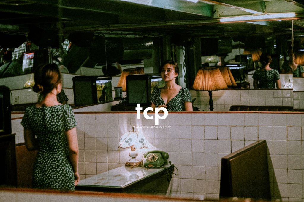 Tám Cuộn Phim - Bạn tựa má lên mặt bàn