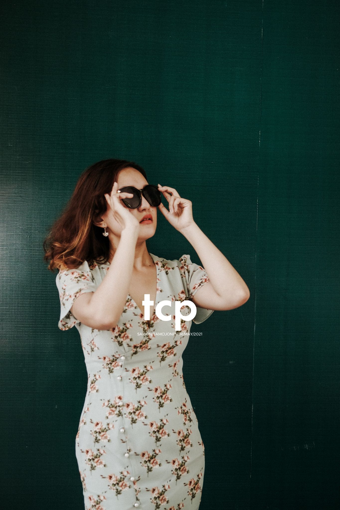 Tám Cuộn Phim - Bạn tựa má lên mặt bàn