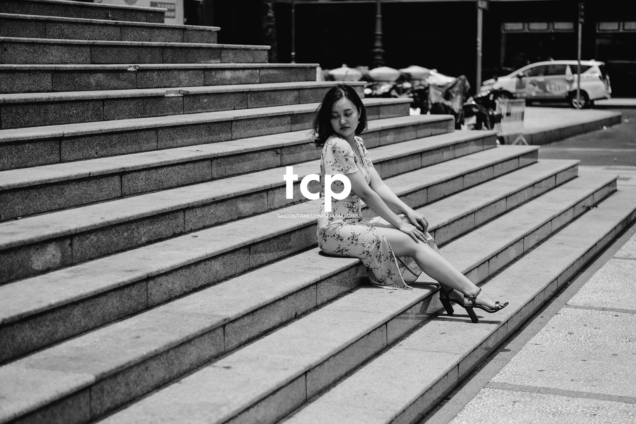 Tám Cuộn Phim - Bạn tựa má lên mặt bàn