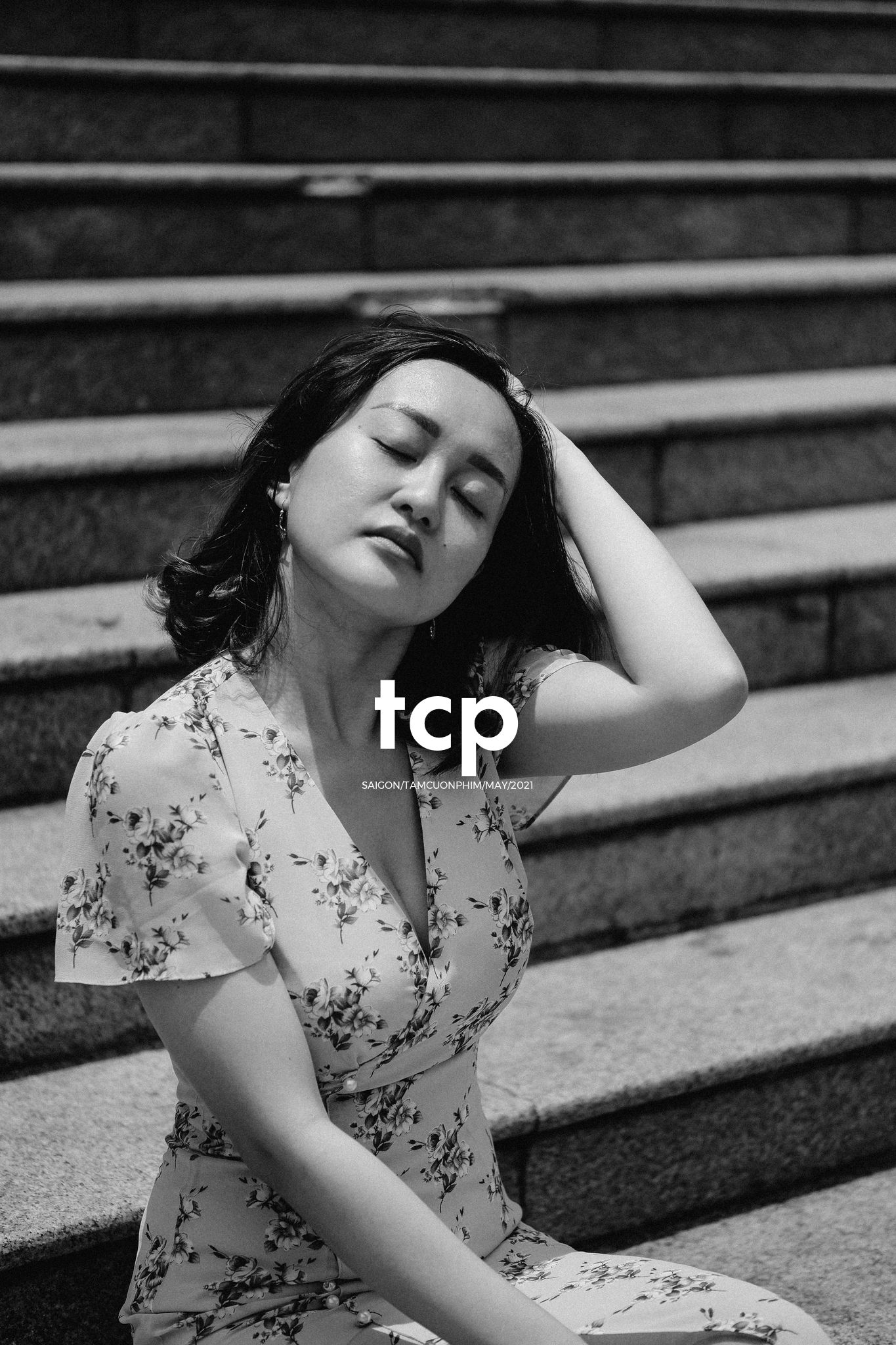 Tám Cuộn Phim - Bạn tựa má lên mặt bàn