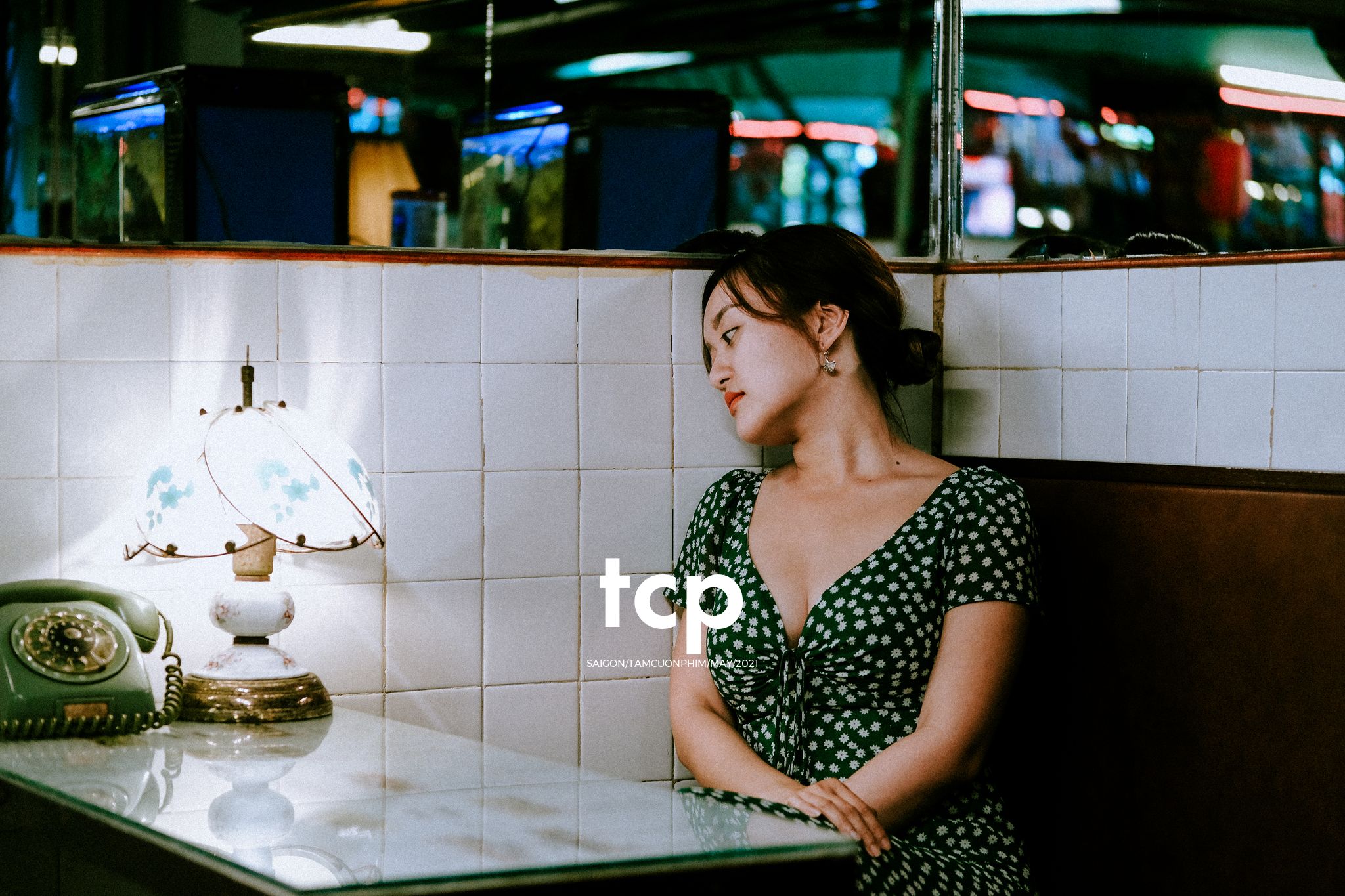 Tám Cuộn Phim - Bạn tựa má lên mặt bàn