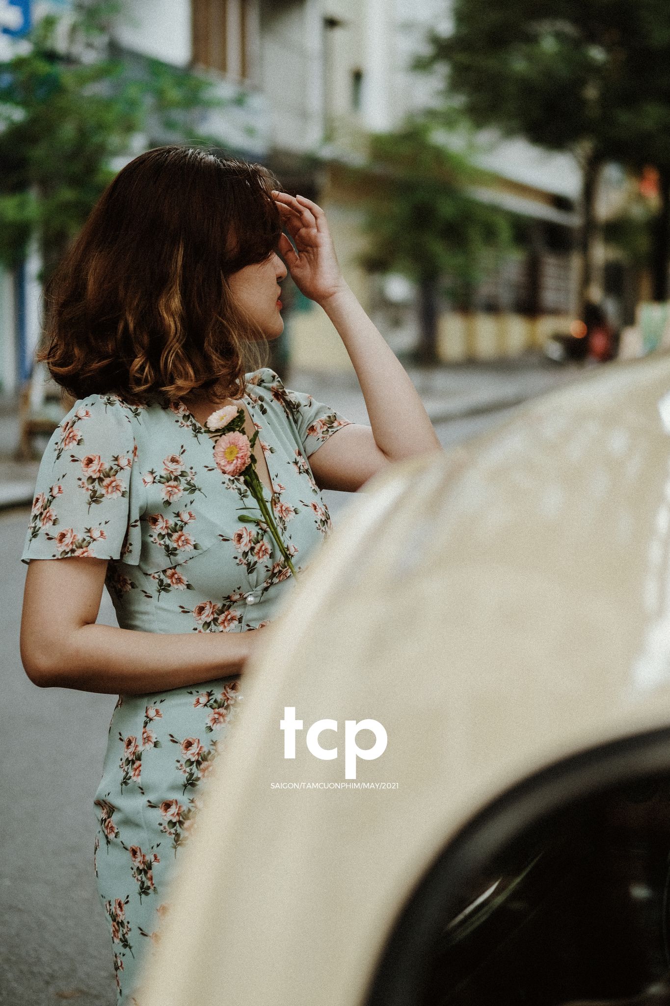 Tám Cuộn Phim - Bạn tựa má lên mặt bàn