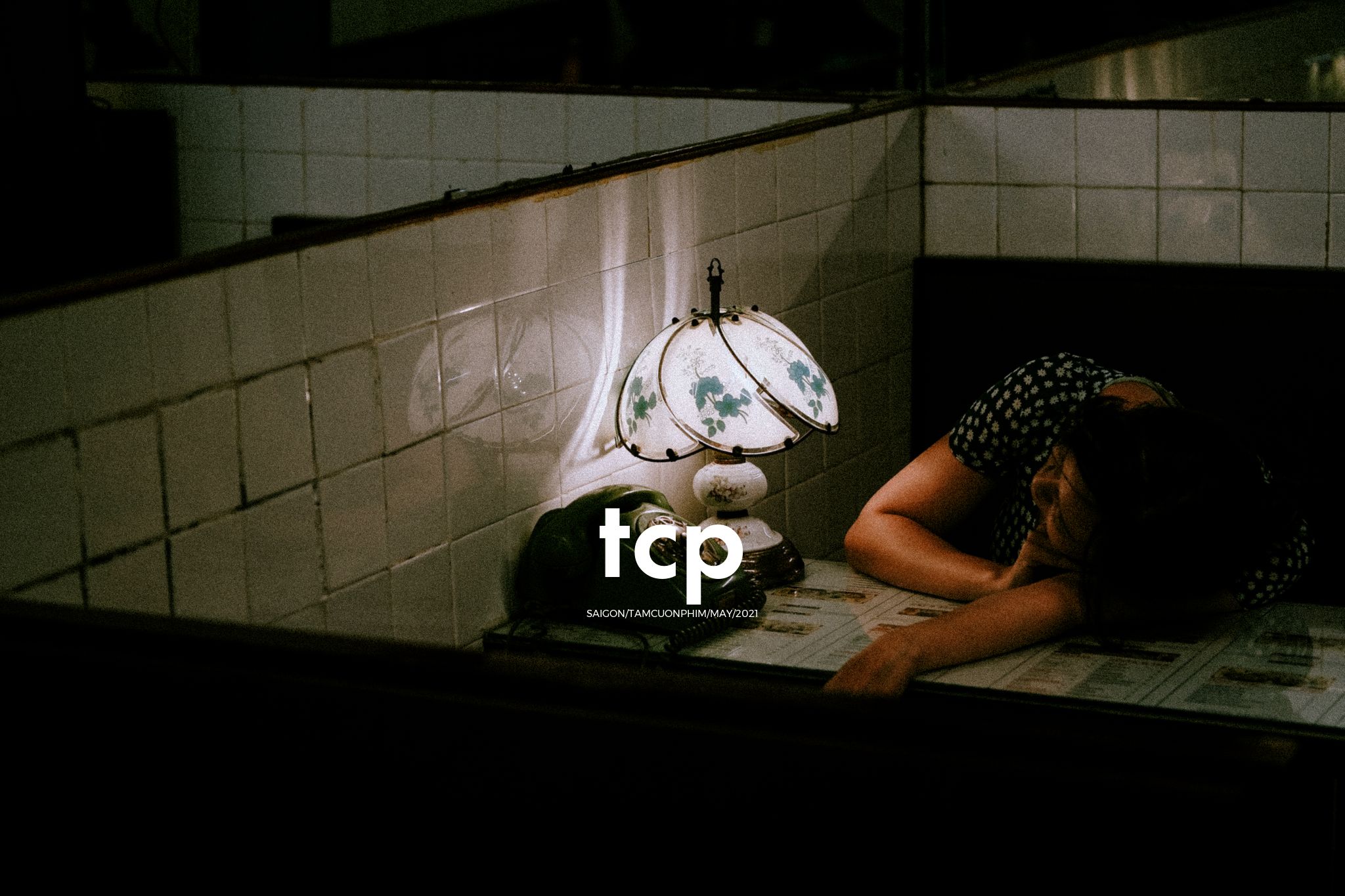 Tám Cuộn Phim - Bạn tựa má lên mặt bàn