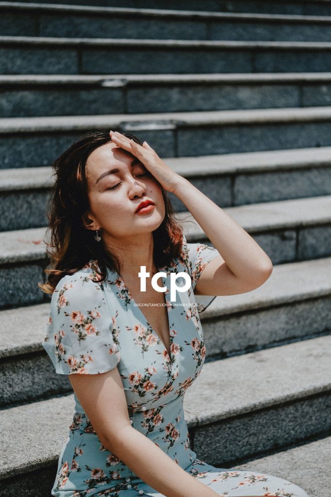 Tám Cuộn Phim - Bạn tựa má lên mặt bàn