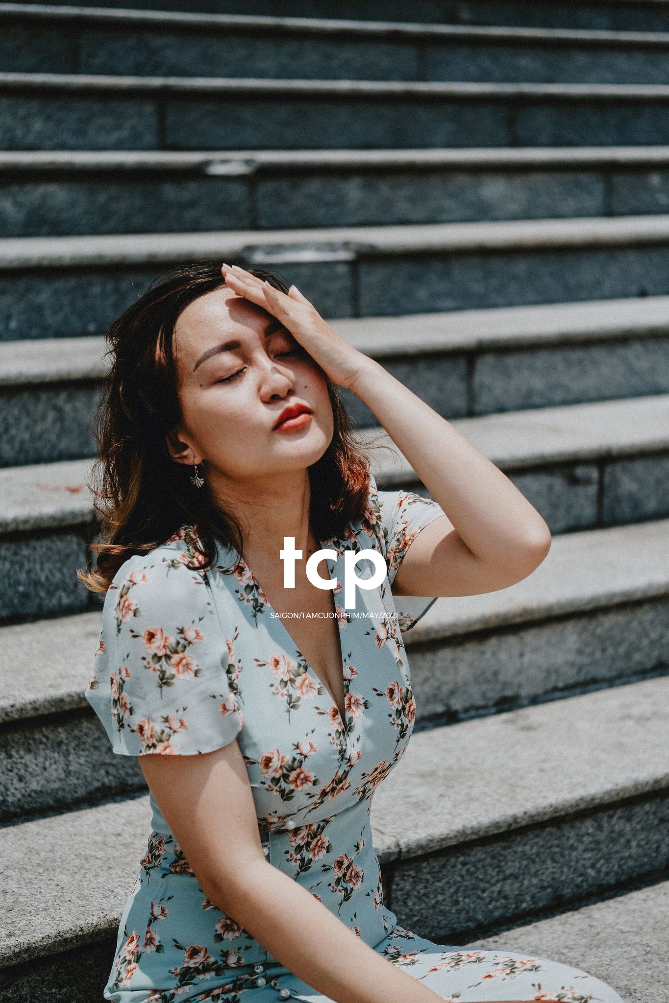 Tám Cuộn Phim - Bạn tựa má lên mặt bàn