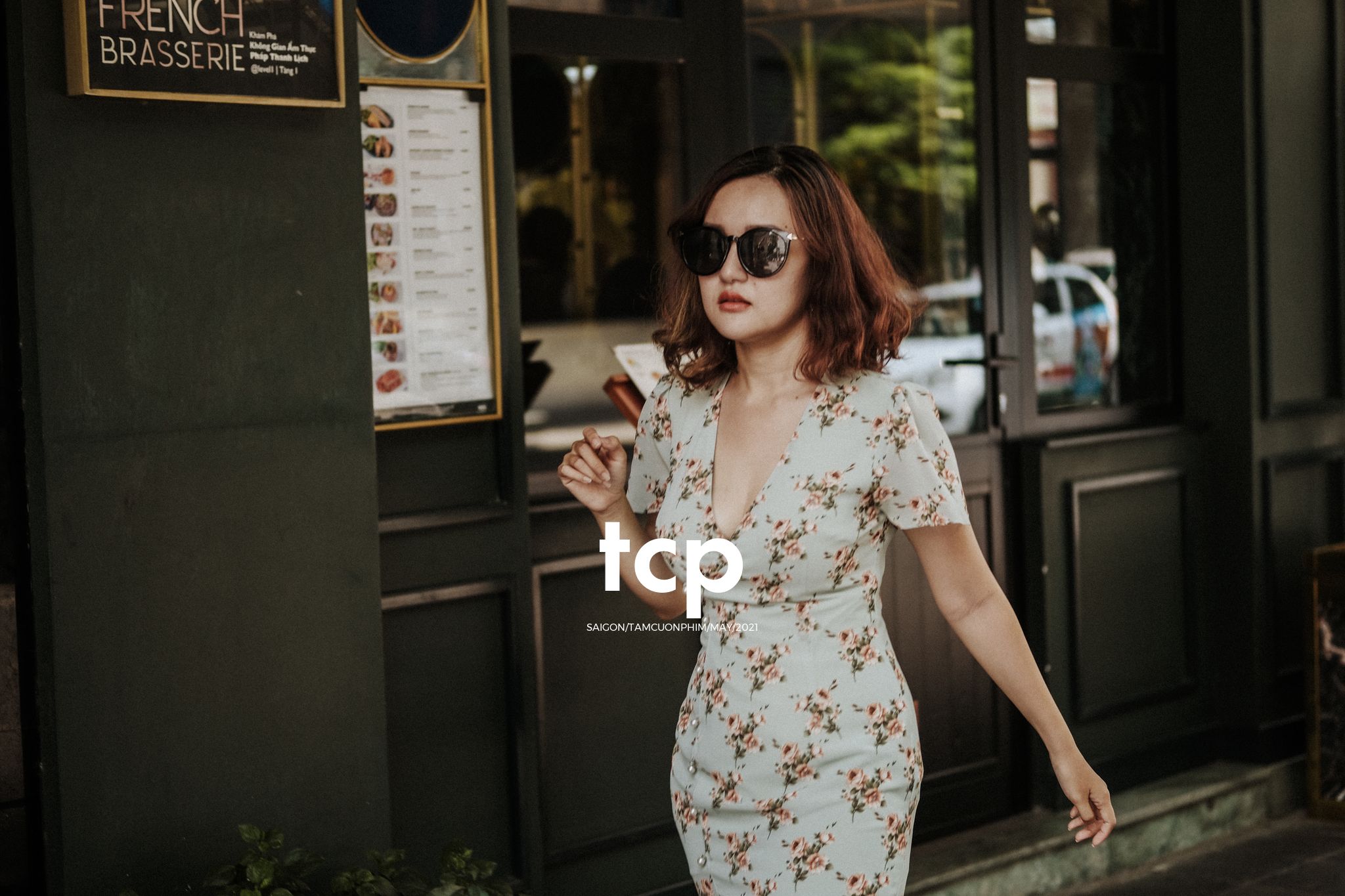 Tám Cuộn Phim - Bạn tựa má lên mặt bàn