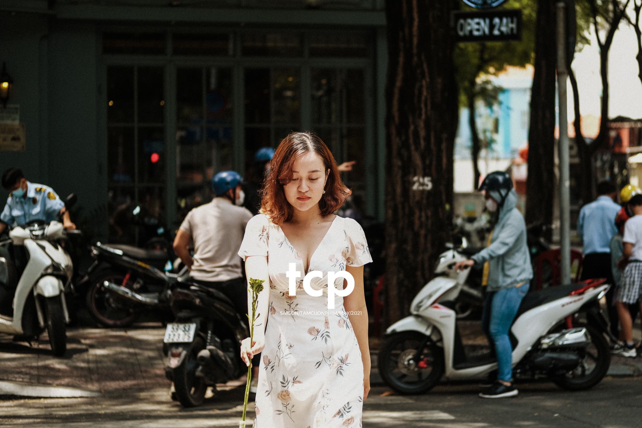 Tám Cuộn Phim - Bạn tựa má lên mặt bàn