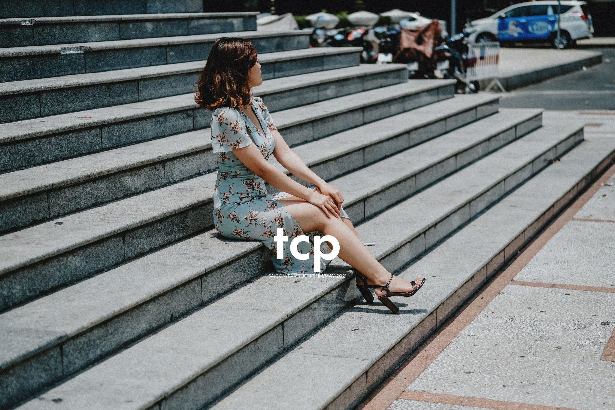 Tám Cuộn Phim - Bạn tựa má lên mặt bàn