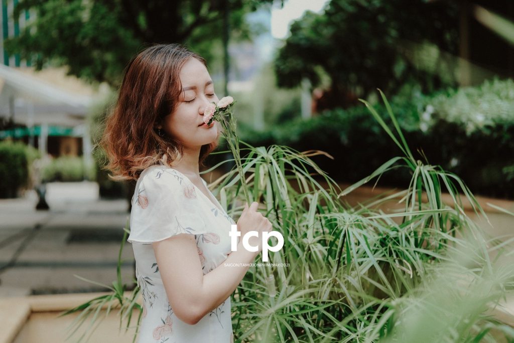 Tám Cuộn Phim - Bạn tựa má lên mặt bàn