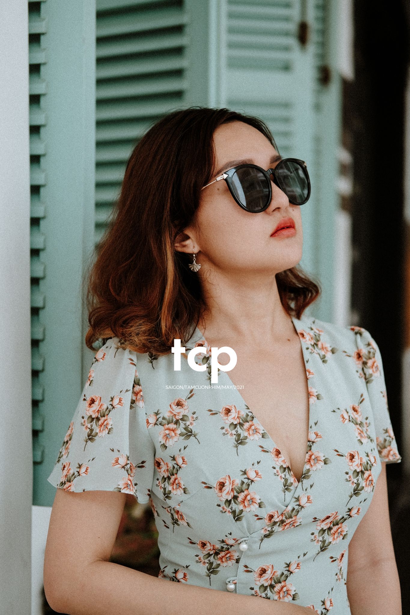 Tám Cuộn Phim - Bạn tựa má lên mặt bàn