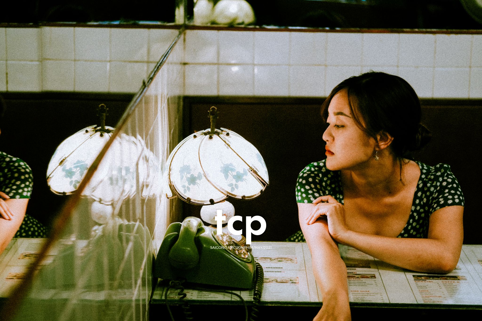 Tám Cuộn Phim - Bạn tựa má lên mặt bàn