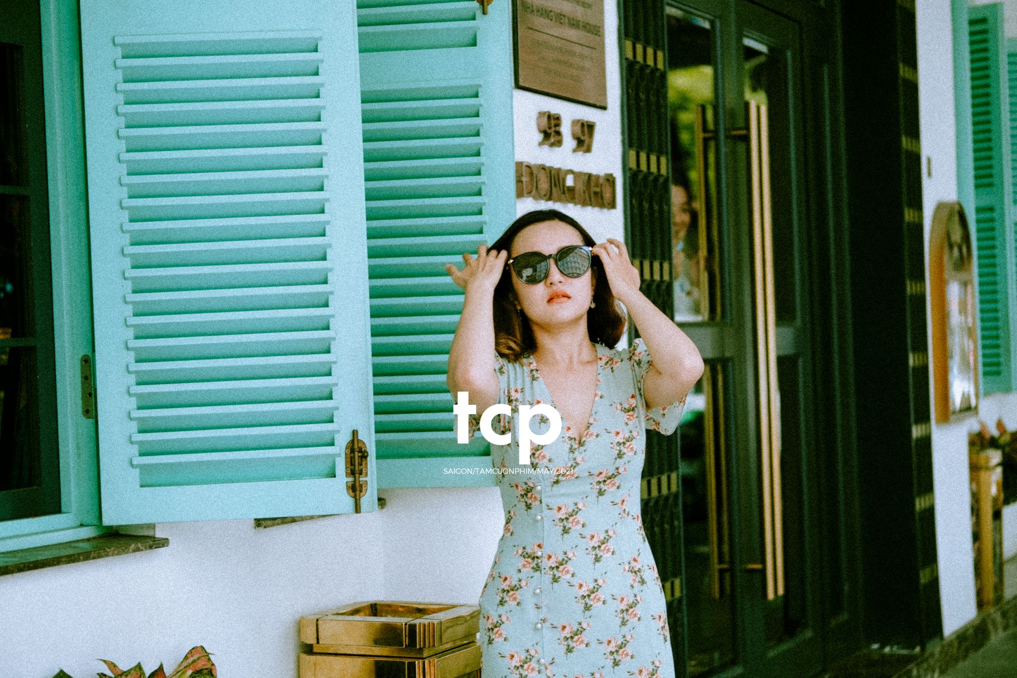 Tám Cuộn Phim - Bạn tựa má lên mặt bàn