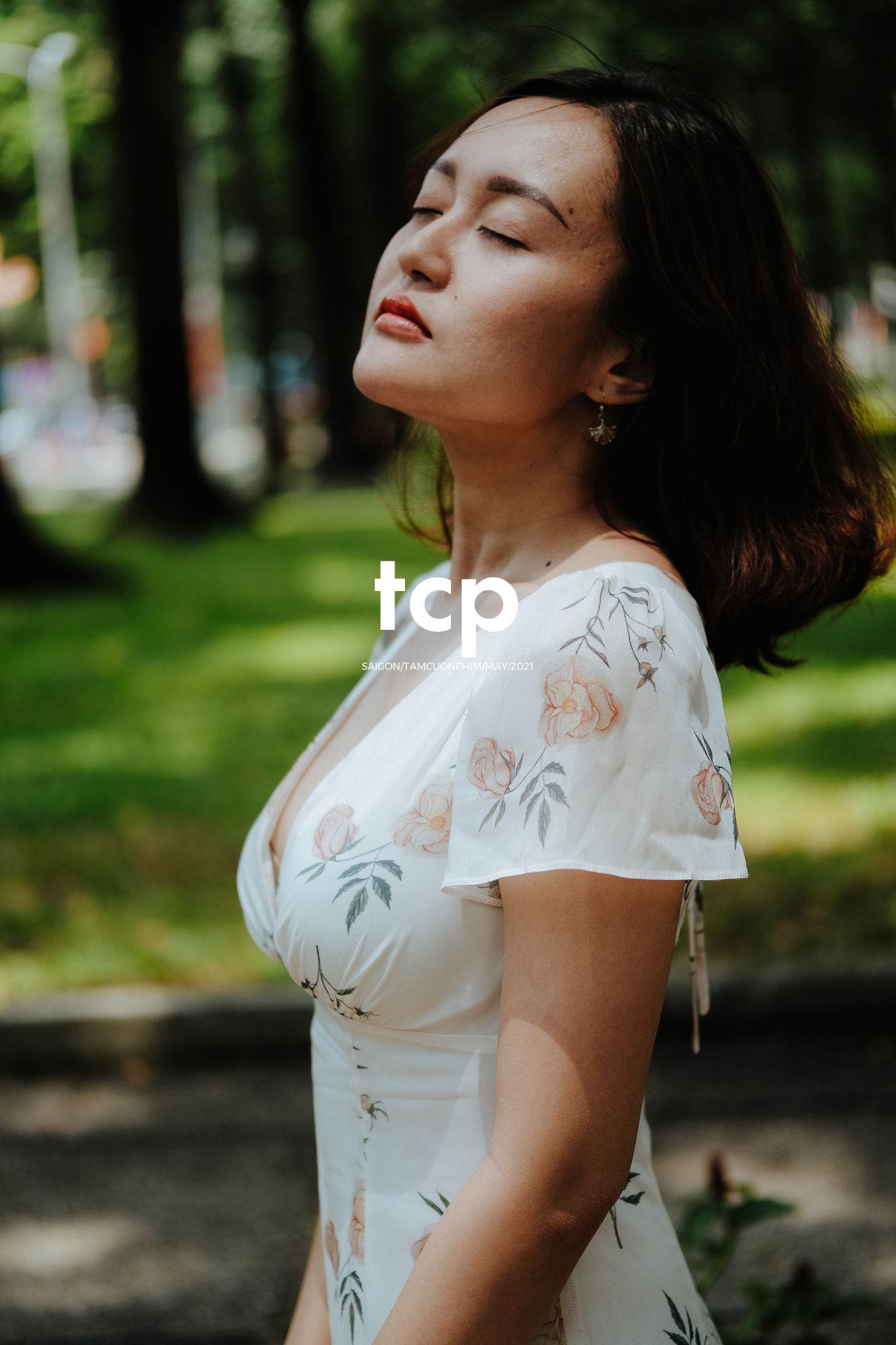Tám Cuộn Phim - Bạn tựa má lên mặt bàn