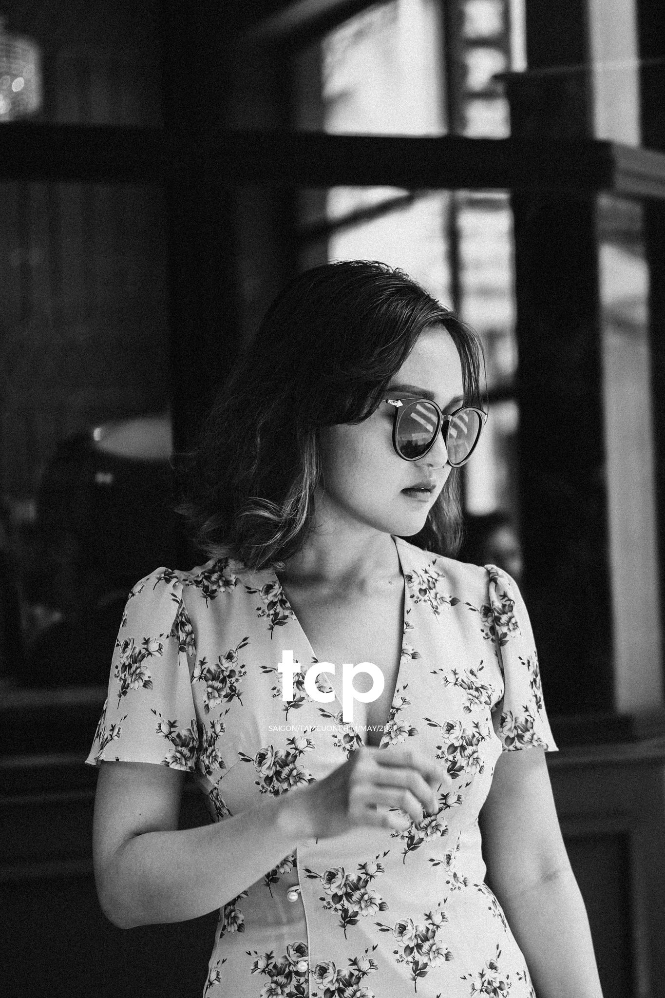 Tám Cuộn Phim - Bạn tựa má lên mặt bàn