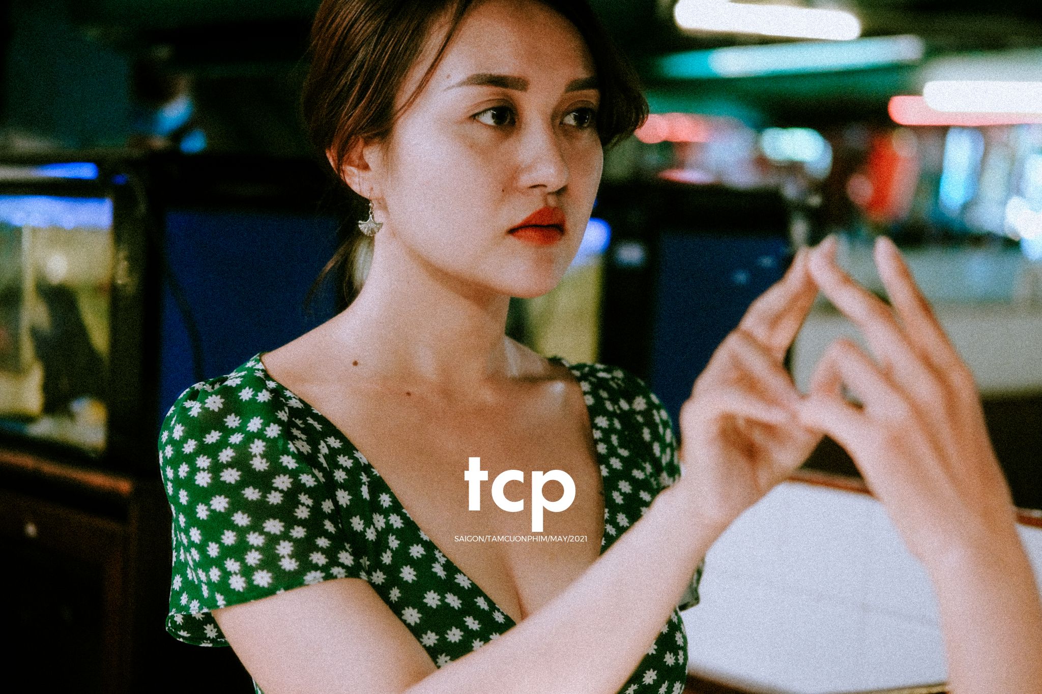 Tám Cuộn Phim - Bạn tựa má lên mặt bàn