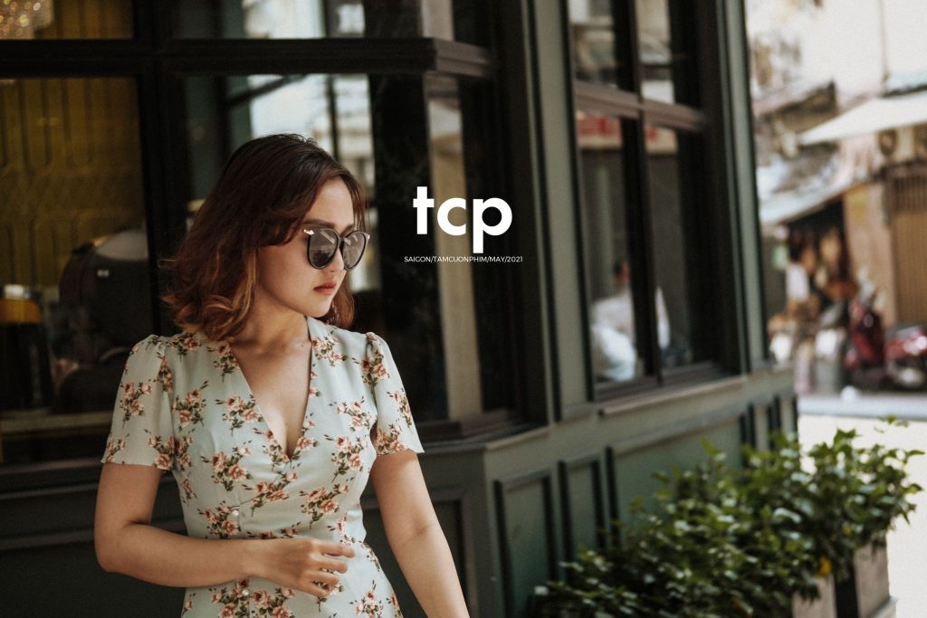 Tám Cuộn Phim - Bạn tựa má lên mặt bàn