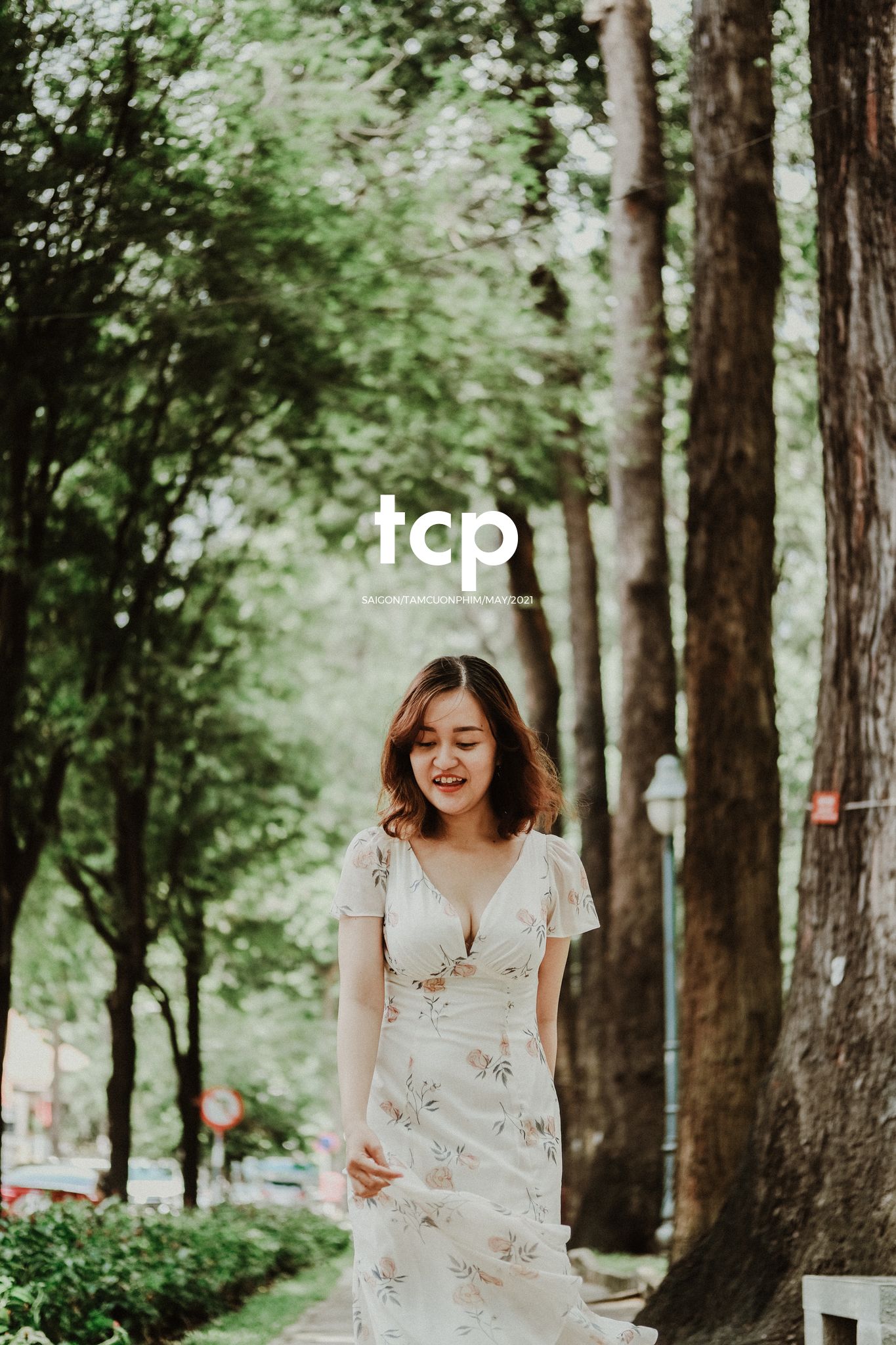 Tám Cuộn Phim - Bạn tựa má lên mặt bàn