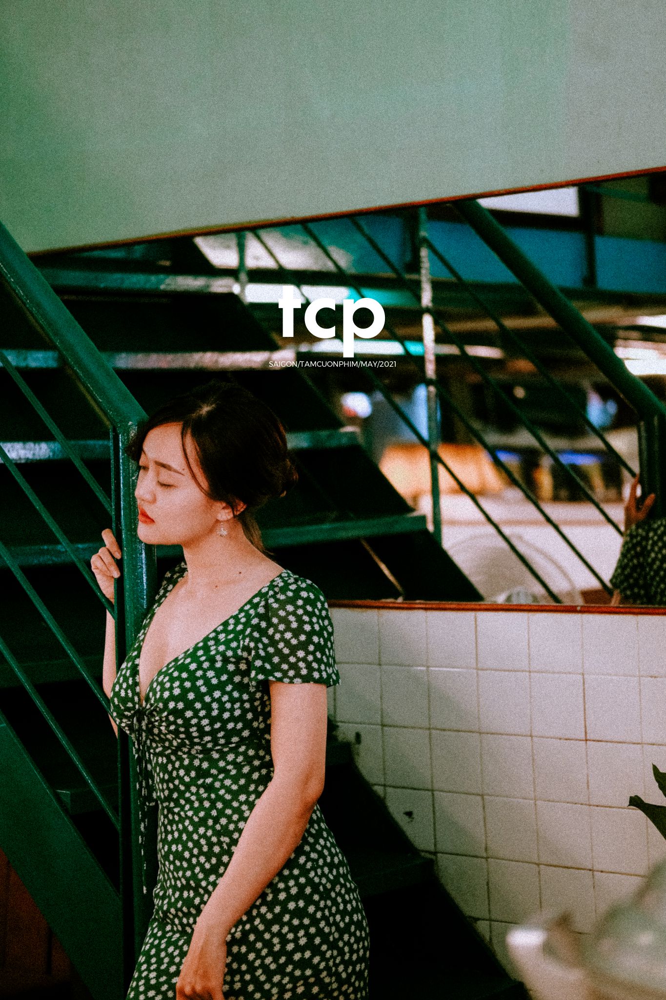 Tám Cuộn Phim - Bạn tựa má lên mặt bàn