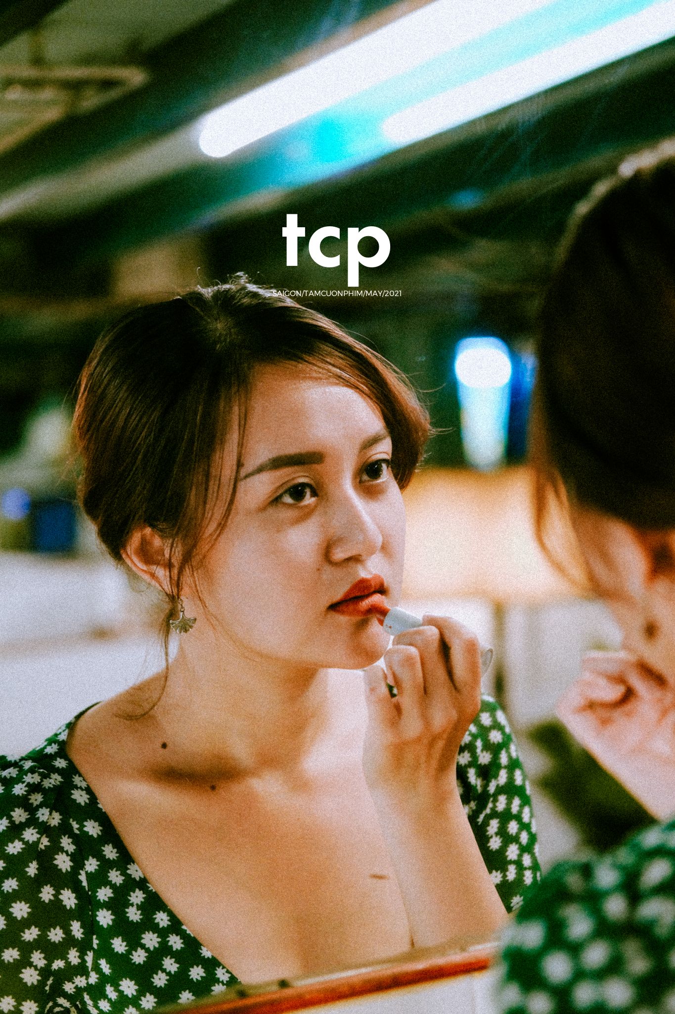 Tám Cuộn Phim - Bạn tựa má lên mặt bàn