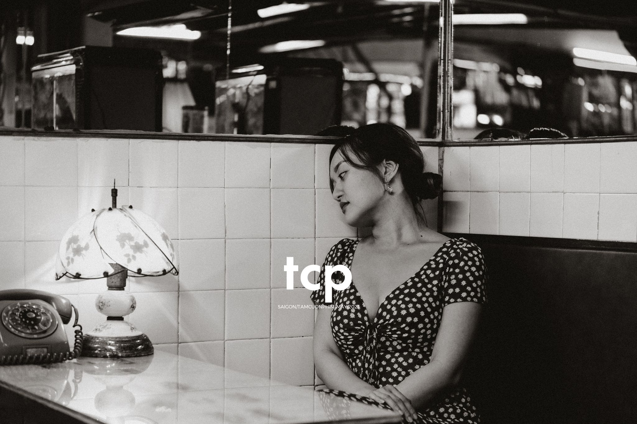 Tám Cuộn Phim - Bạn tựa má lên mặt bàn