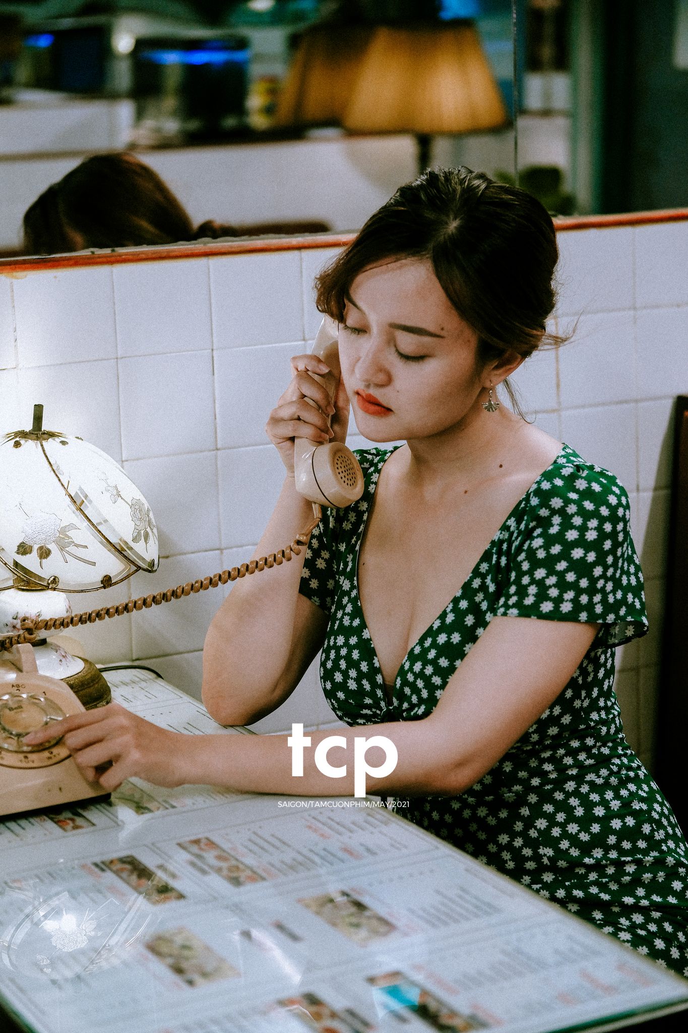 Tám Cuộn Phim - Bạn tựa má lên mặt bàn