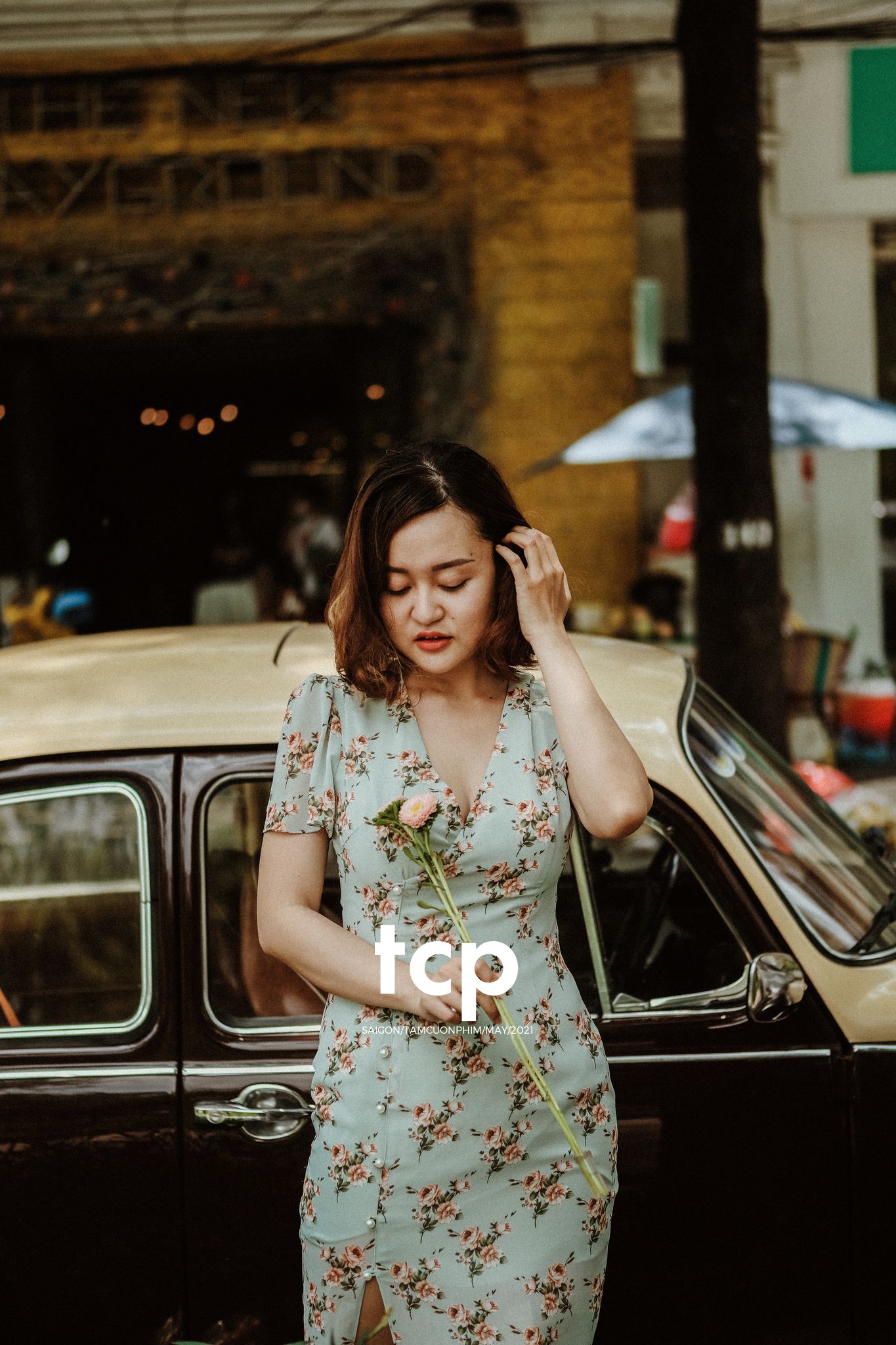Tám Cuộn Phim - Bạn tựa má lên mặt bàn