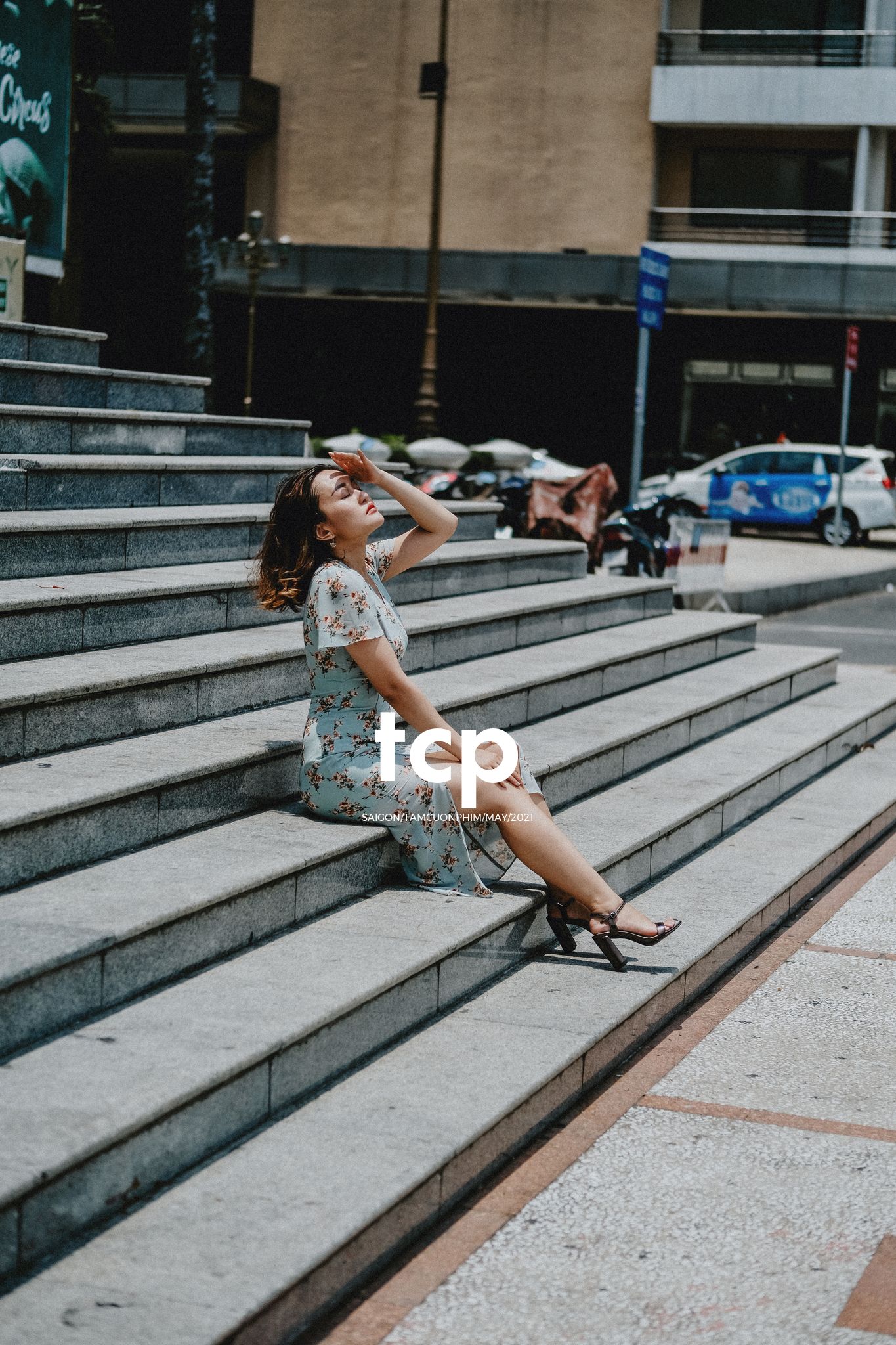Tám Cuộn Phim - Bạn tựa má lên mặt bàn