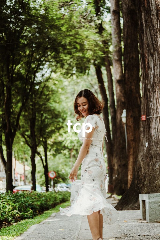 Tám Cuộn Phim - Bạn tựa má lên mặt bàn