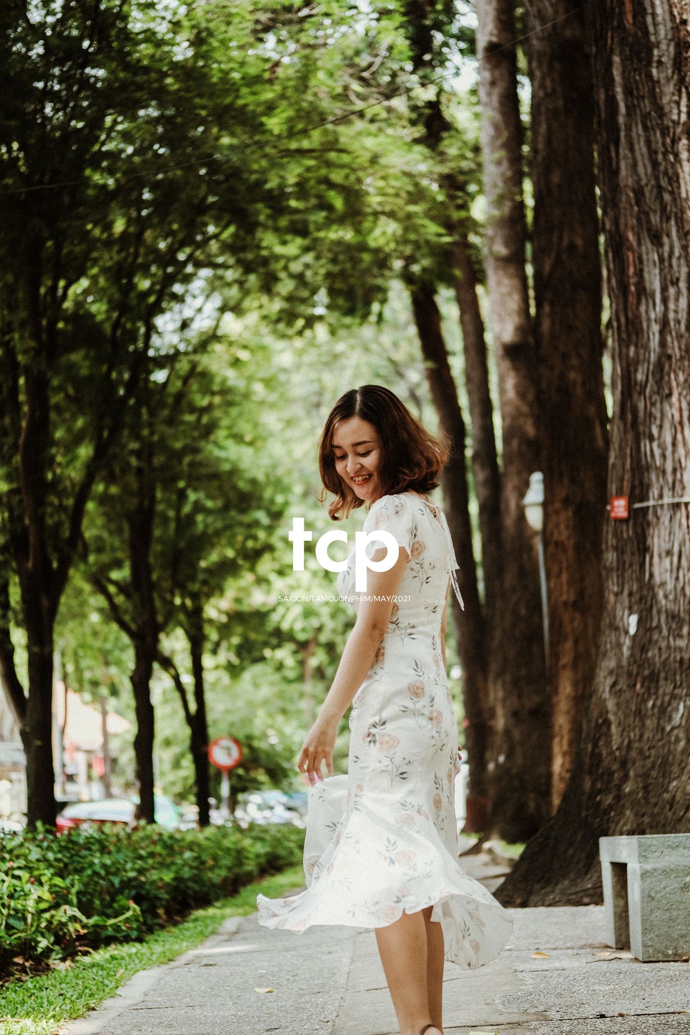 Tám Cuộn Phim - Bạn tựa má lên mặt bàn