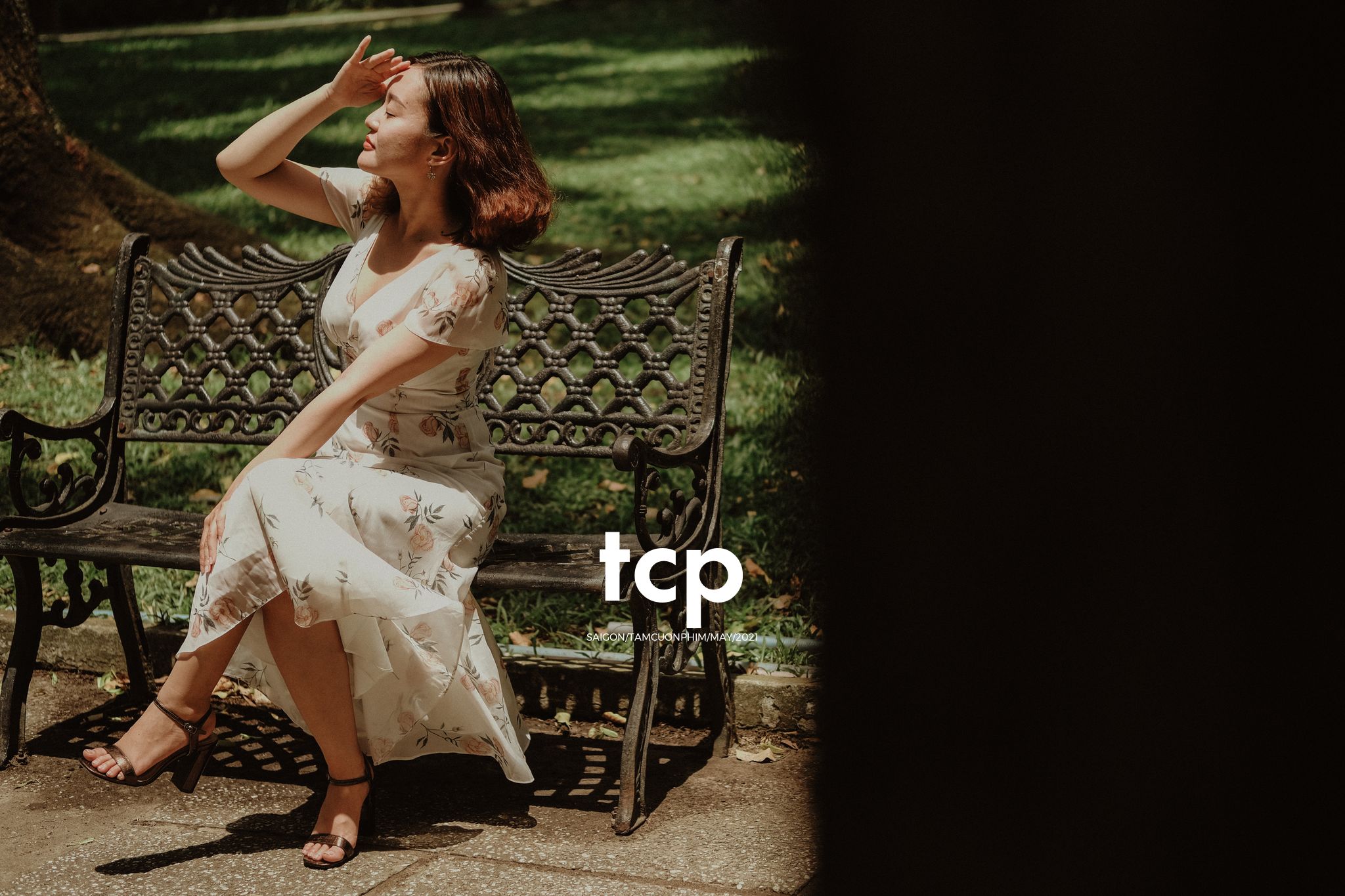 Tám Cuộn Phim - Bạn tựa má lên mặt bàn