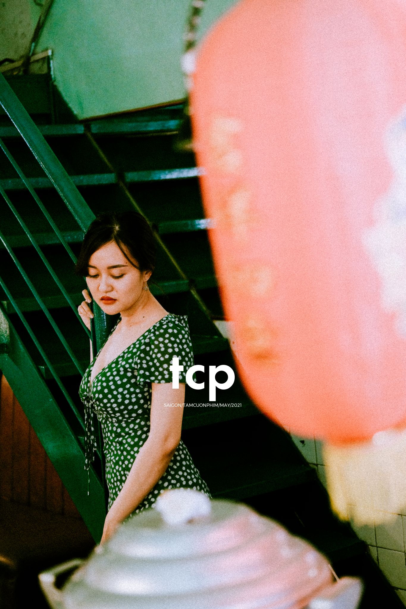 Tám Cuộn Phim - Bạn tựa má lên mặt bàn