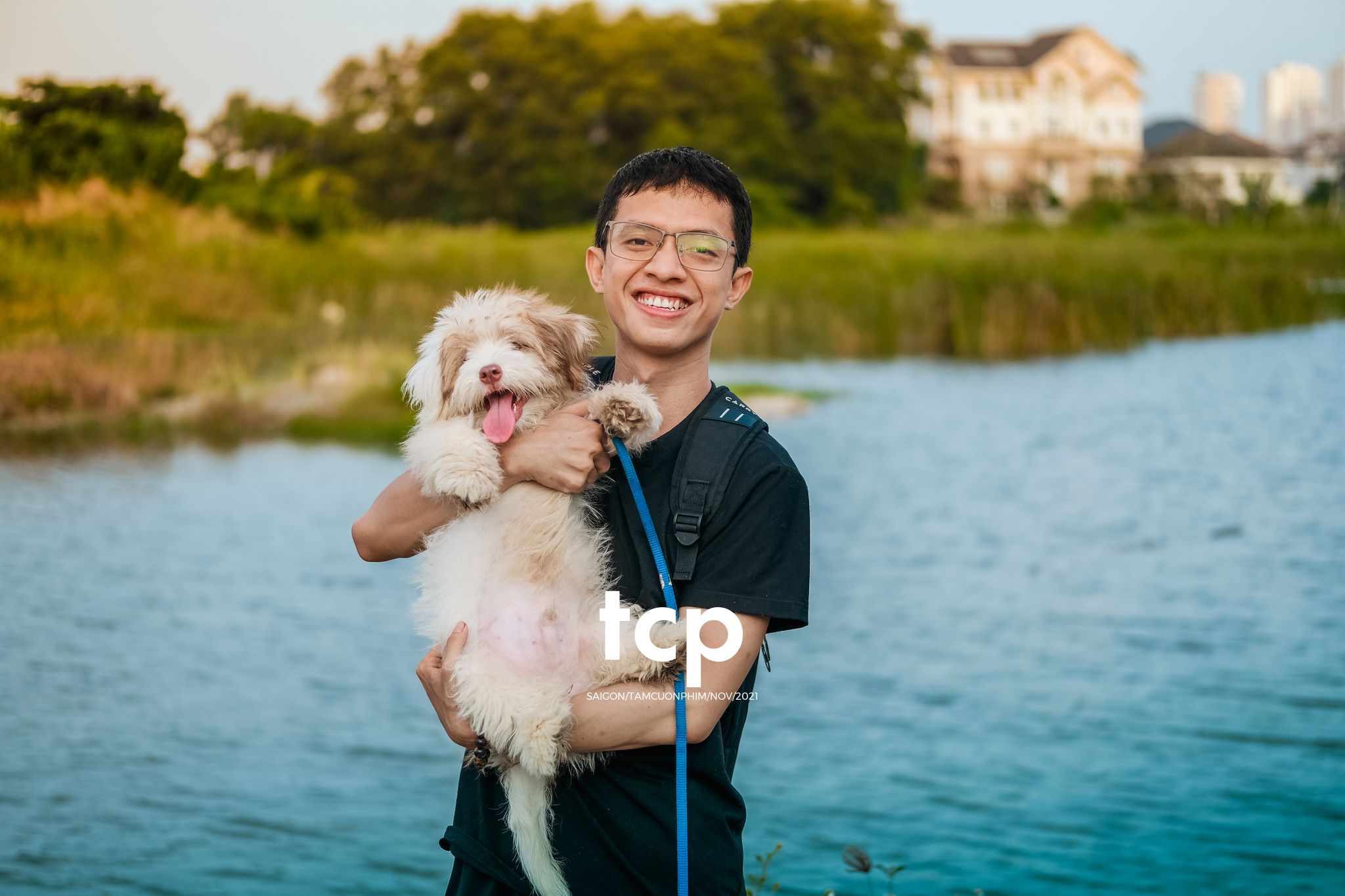 Tám Cuộn Phim - Bốn chân ghế ngập nước
