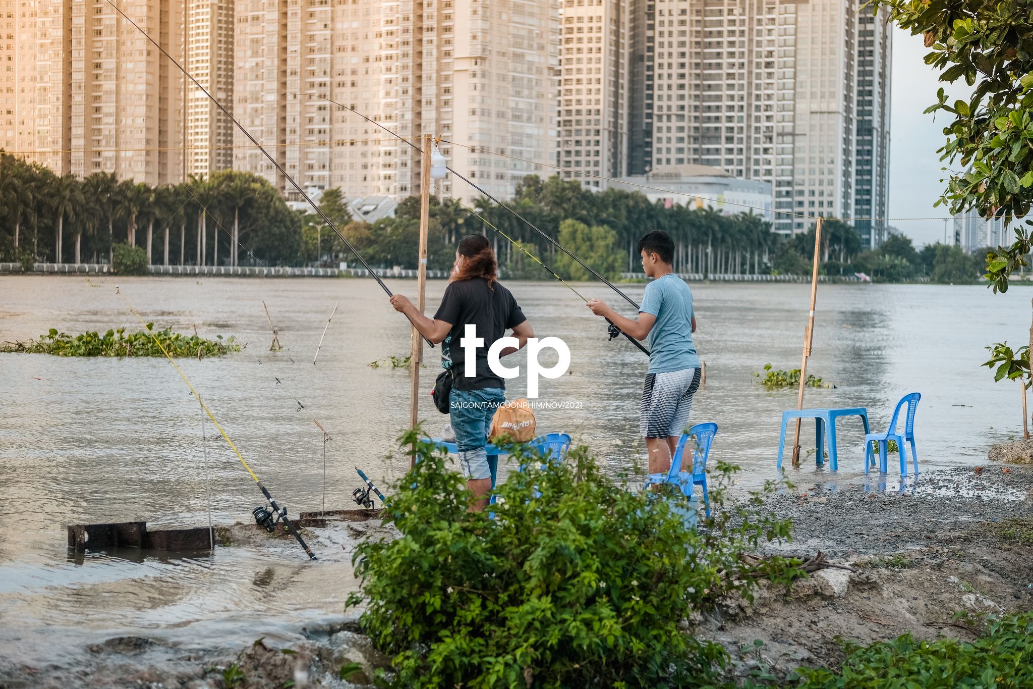 Tám Cuộn Phim - Bốn chân ghế ngập nước