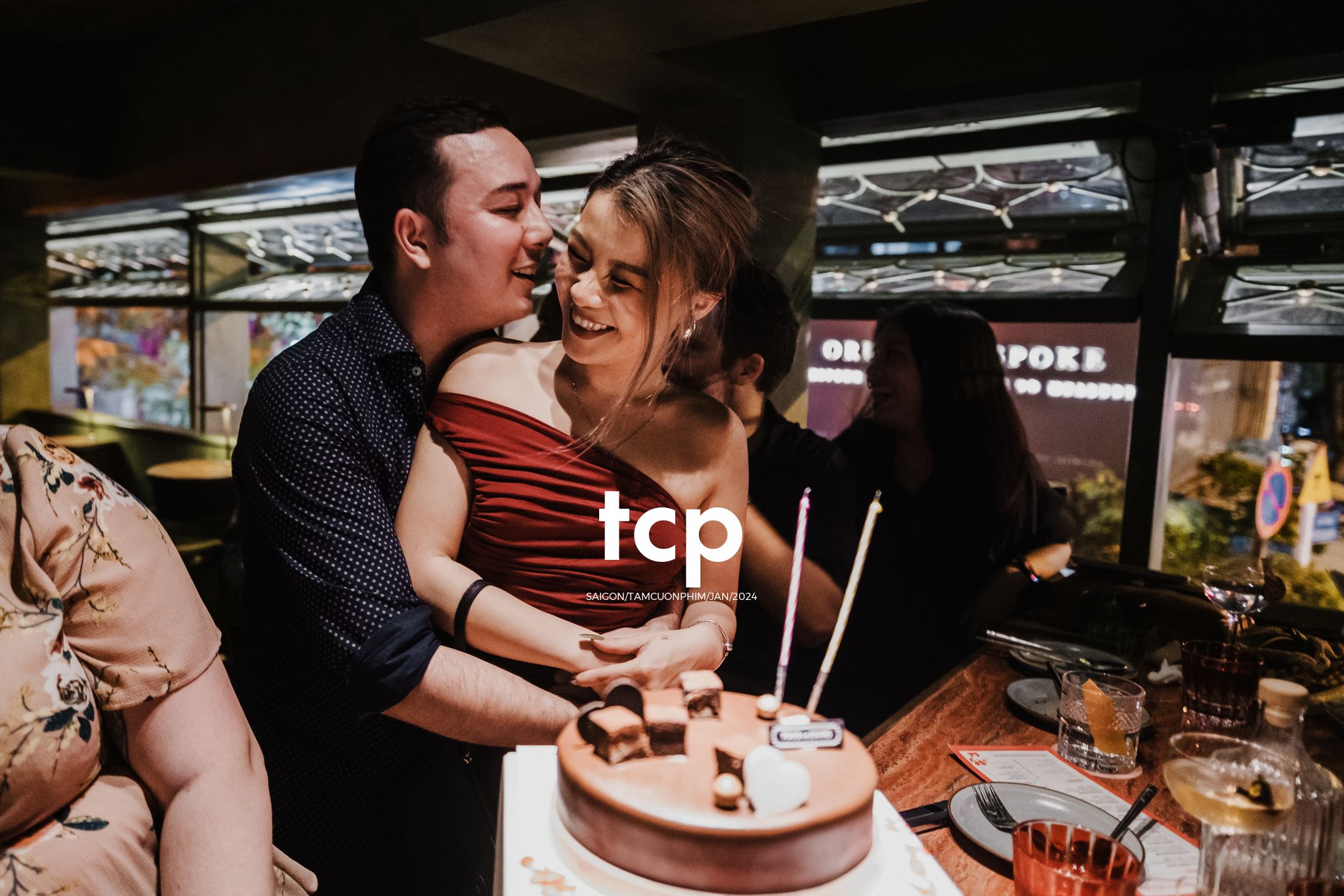 Tám Cuộn Phim - Suýt nữa thì hụt lúc thổi nến
