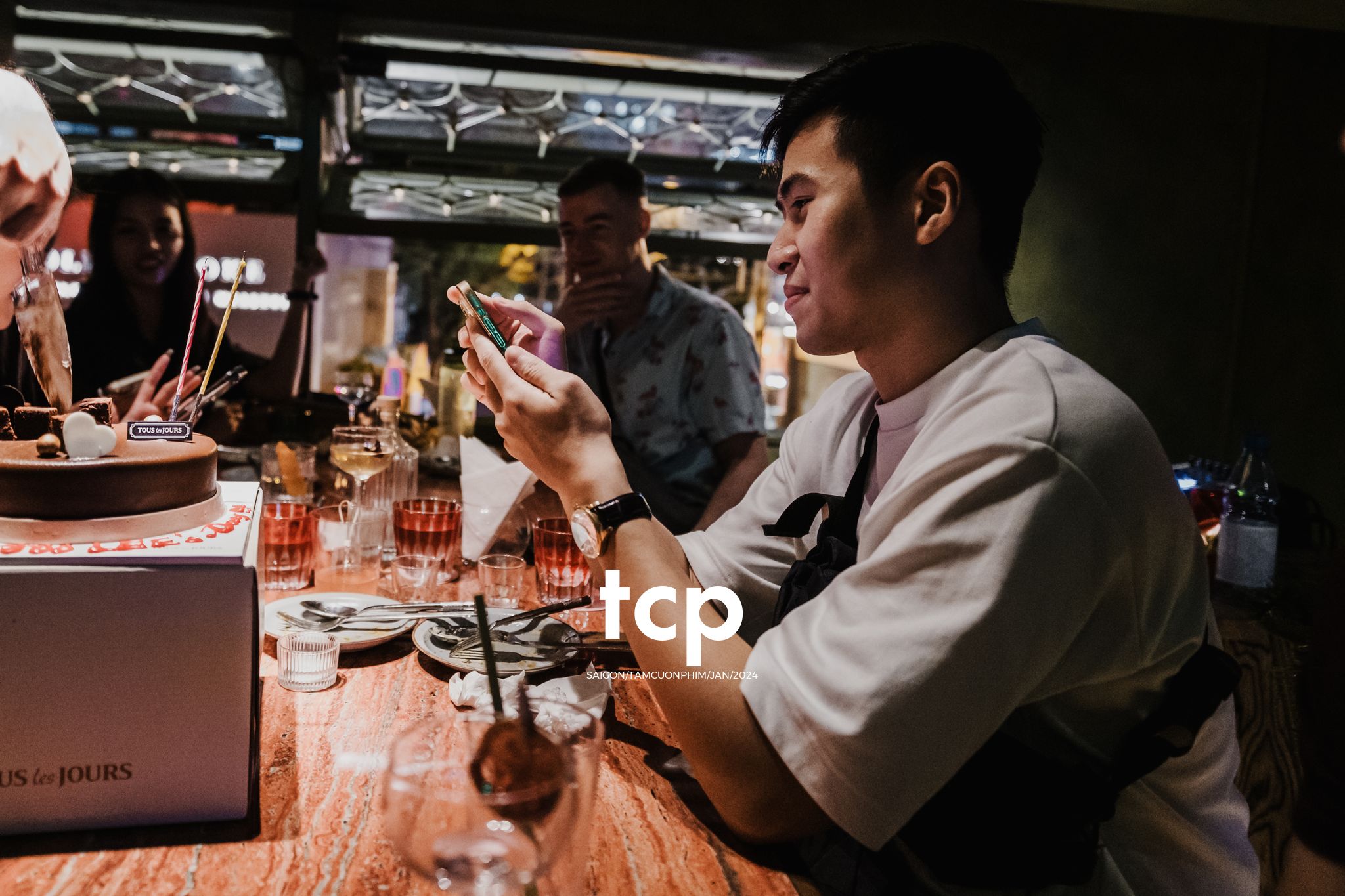 Tám Cuộn Phim - Suýt nữa thì hụt lúc thổi nến