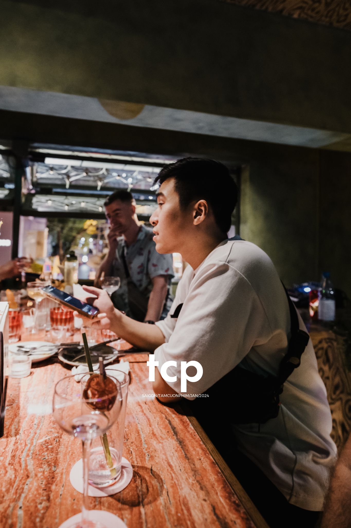 Tám Cuộn Phim - Suýt nữa thì hụt lúc thổi nến