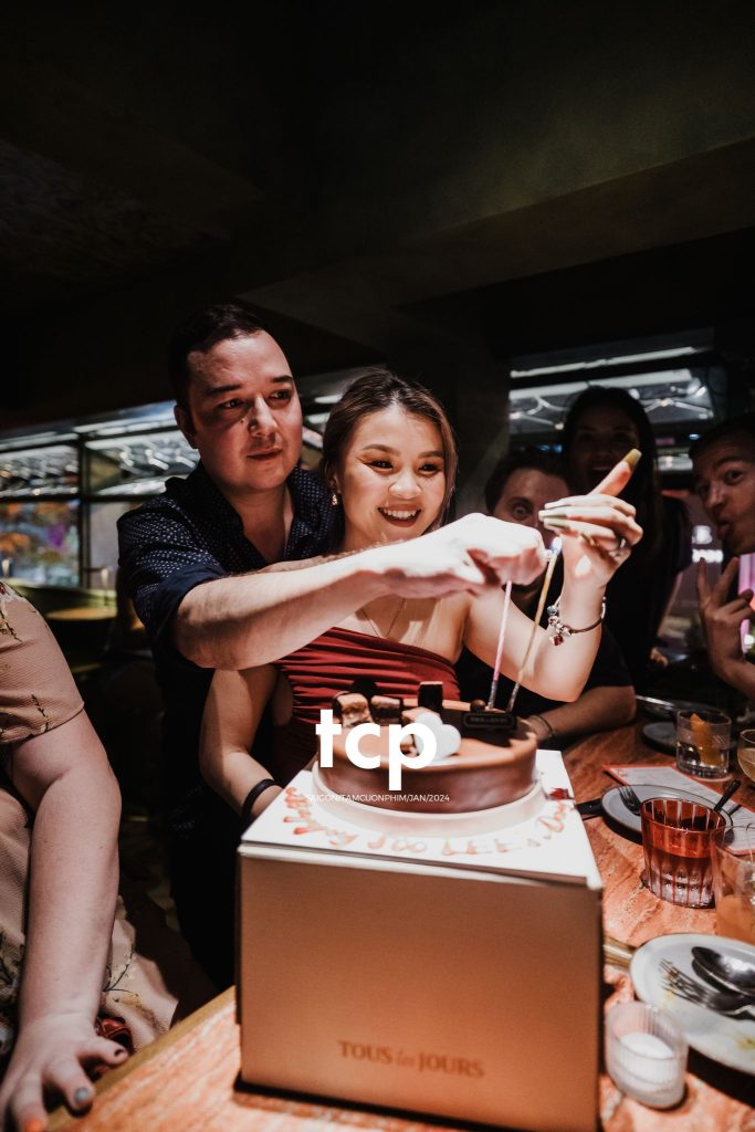 Tám Cuộn Phim - Suýt nữa thì hụt lúc thổi nến
