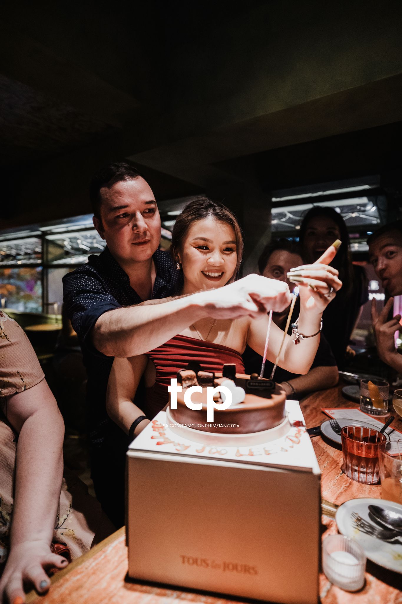 Tám Cuộn Phim - Suýt nữa thì hụt lúc thổi nến