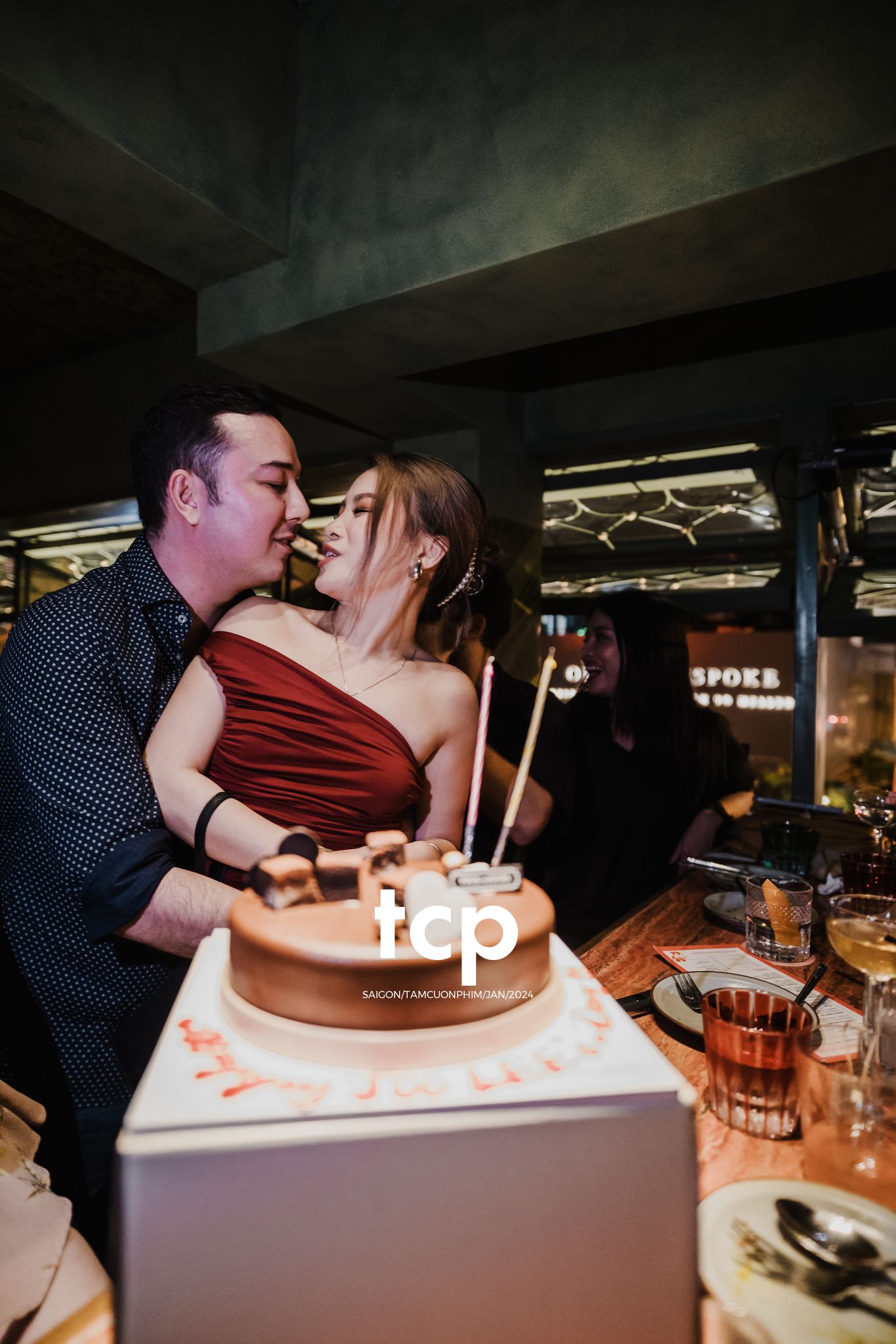 Tám Cuộn Phim - Suýt nữa thì hụt lúc thổi nến