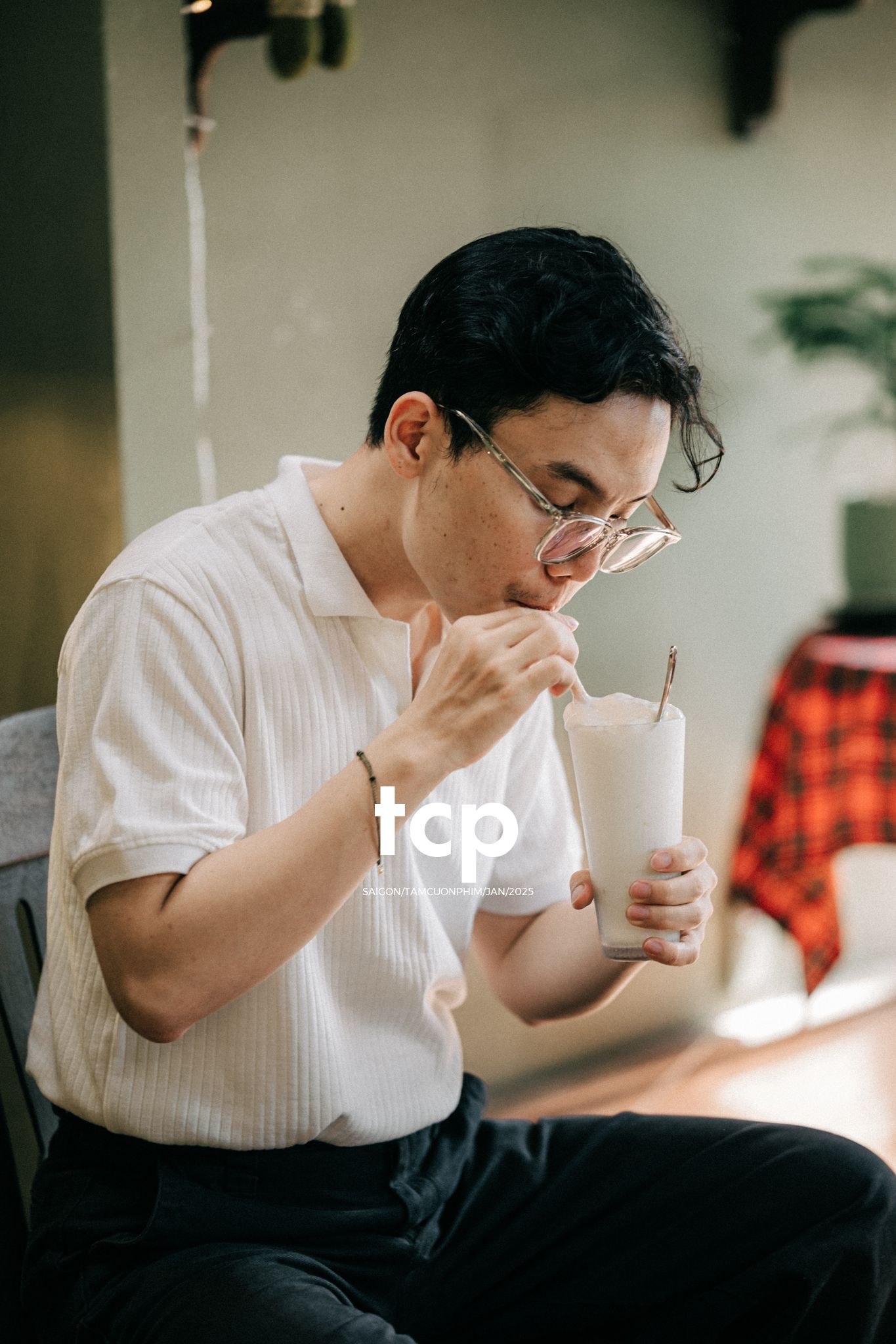 Tám Cuộn Phim - Chiếc ống hút giữ bạn ngồi yên