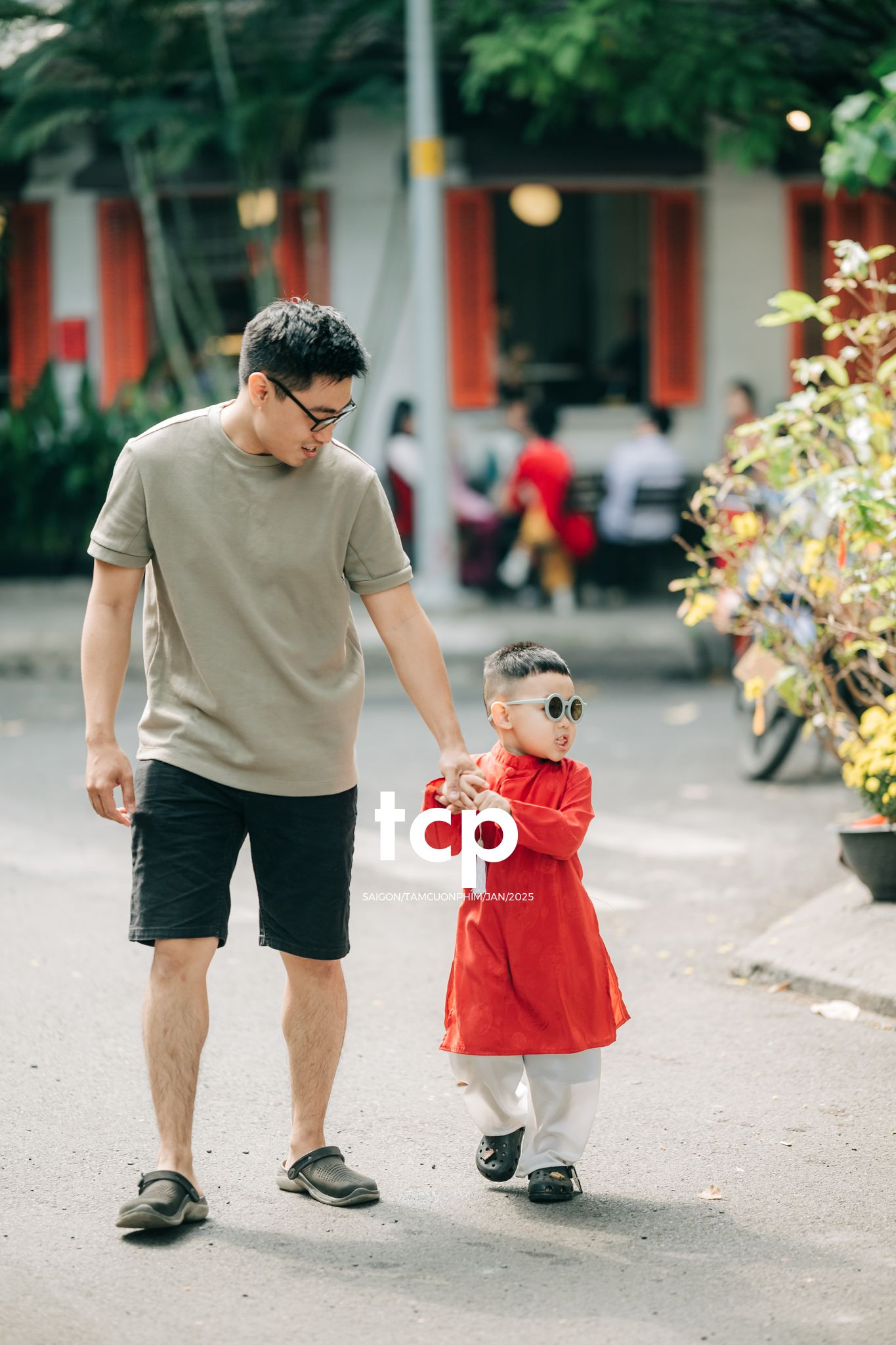 Tám Cuộn Phim - Đầu bạn luôn nghiêng sang bên phải