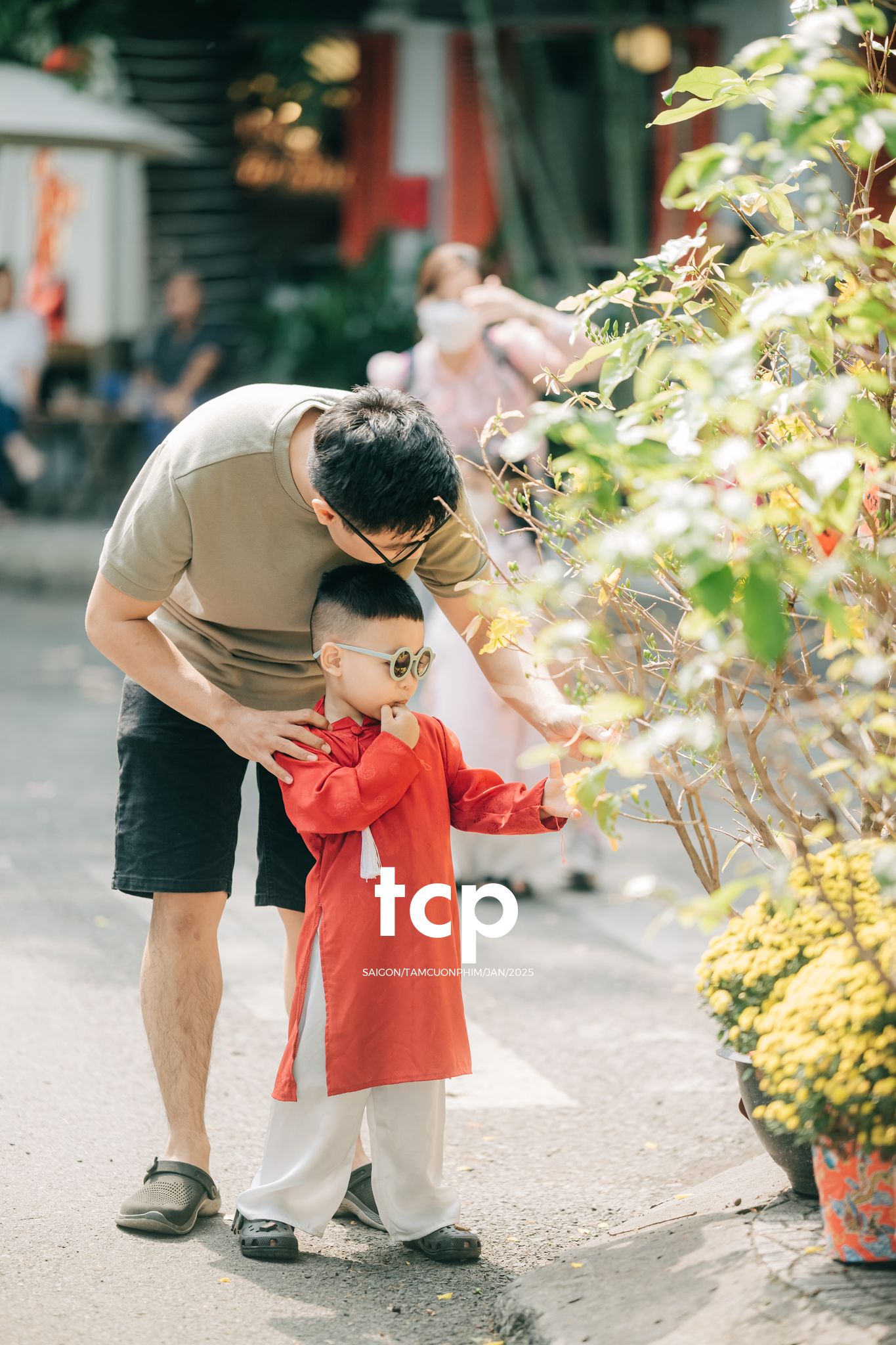 Tám Cuộn Phim - Đầu bạn luôn nghiêng sang bên phải
