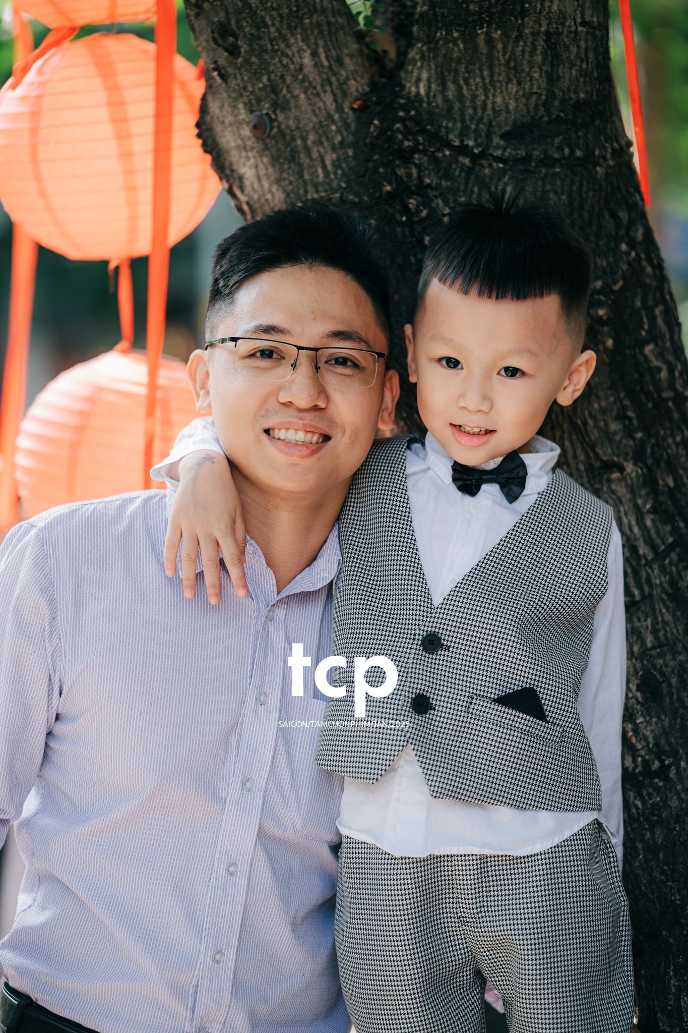 Tám Cuộn Phim - Đầu bạn luôn nghiêng sang bên phải