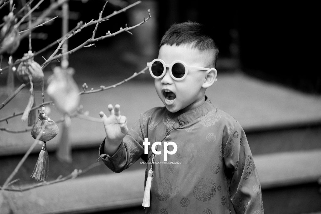 Tám Cuộn Phim - Đầu bạn luôn nghiêng sang bên phải