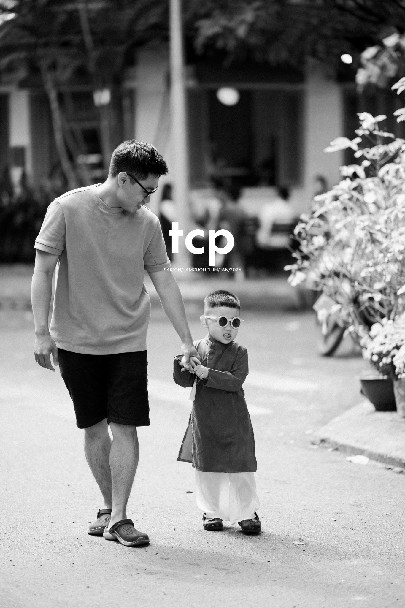 Tám Cuộn Phim - Đầu bạn luôn nghiêng sang bên phải