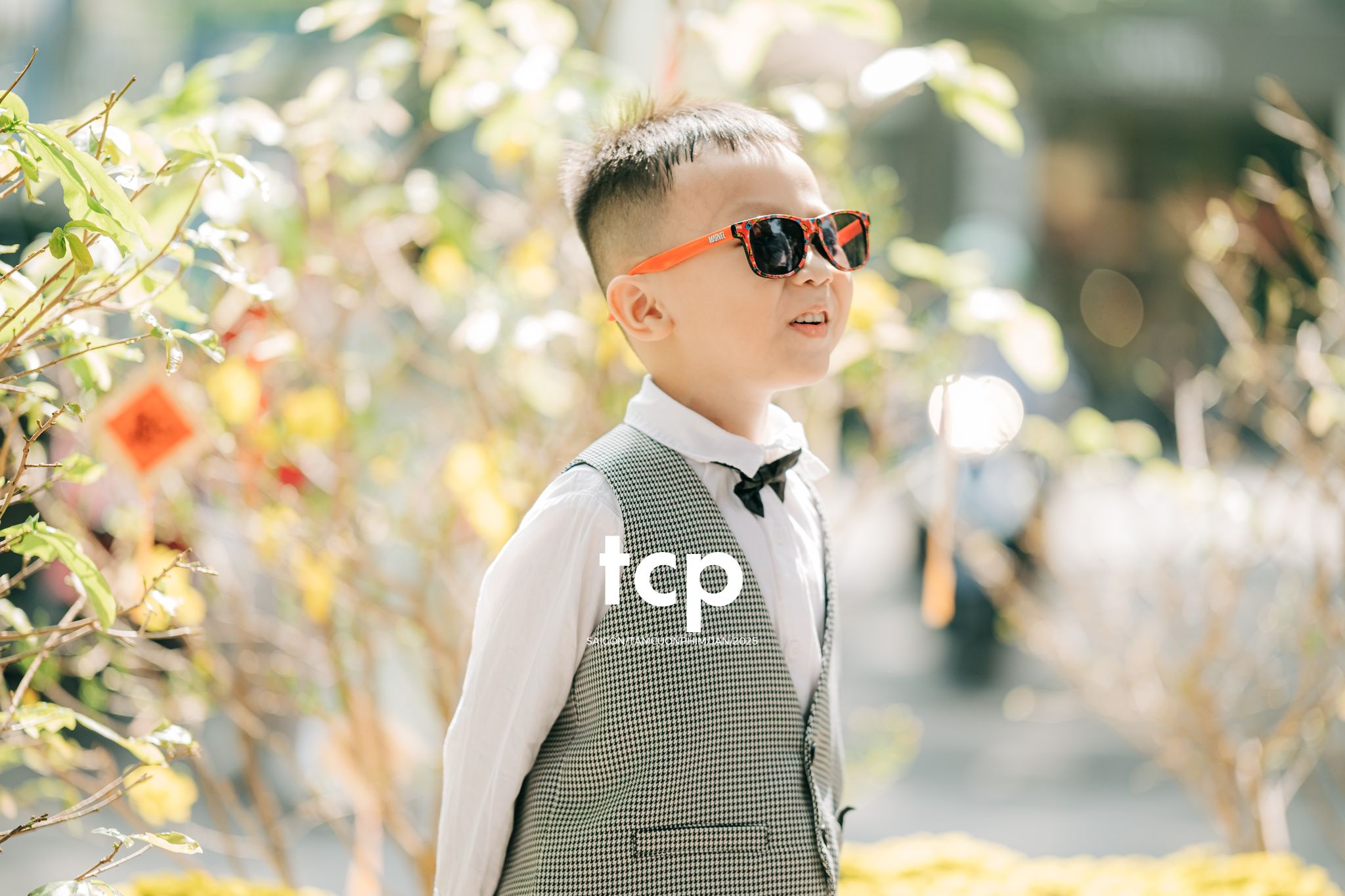 Tám Cuộn Phim - Đầu bạn luôn nghiêng sang bên phải