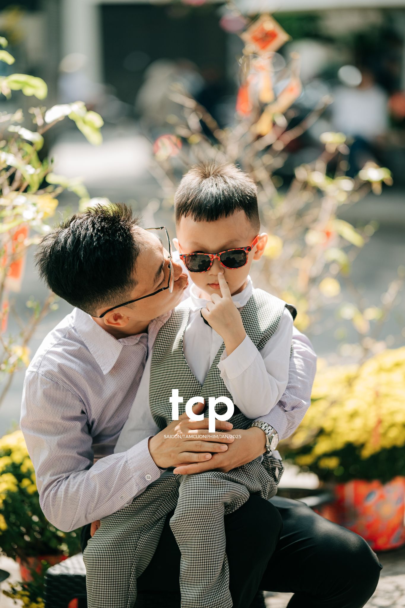 Tám Cuộn Phim - Đầu bạn luôn nghiêng sang bên phải