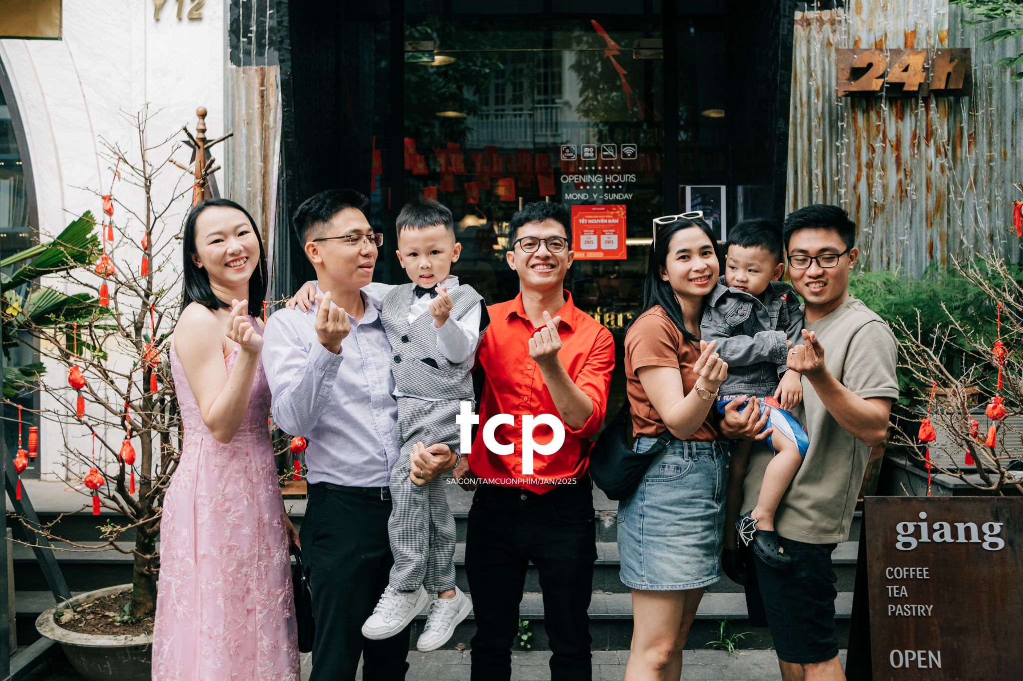 Tám Cuộn Phim - Đầu bạn luôn nghiêng sang bên phải