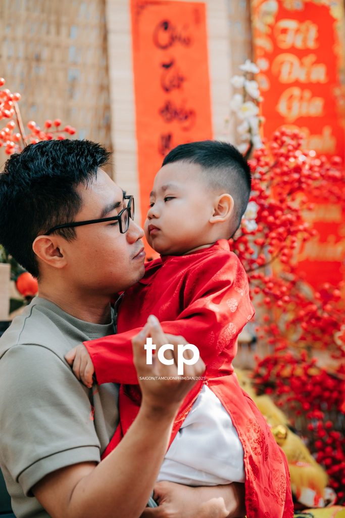 Tám Cuộn Phim - Đầu bạn luôn nghiêng sang bên phải